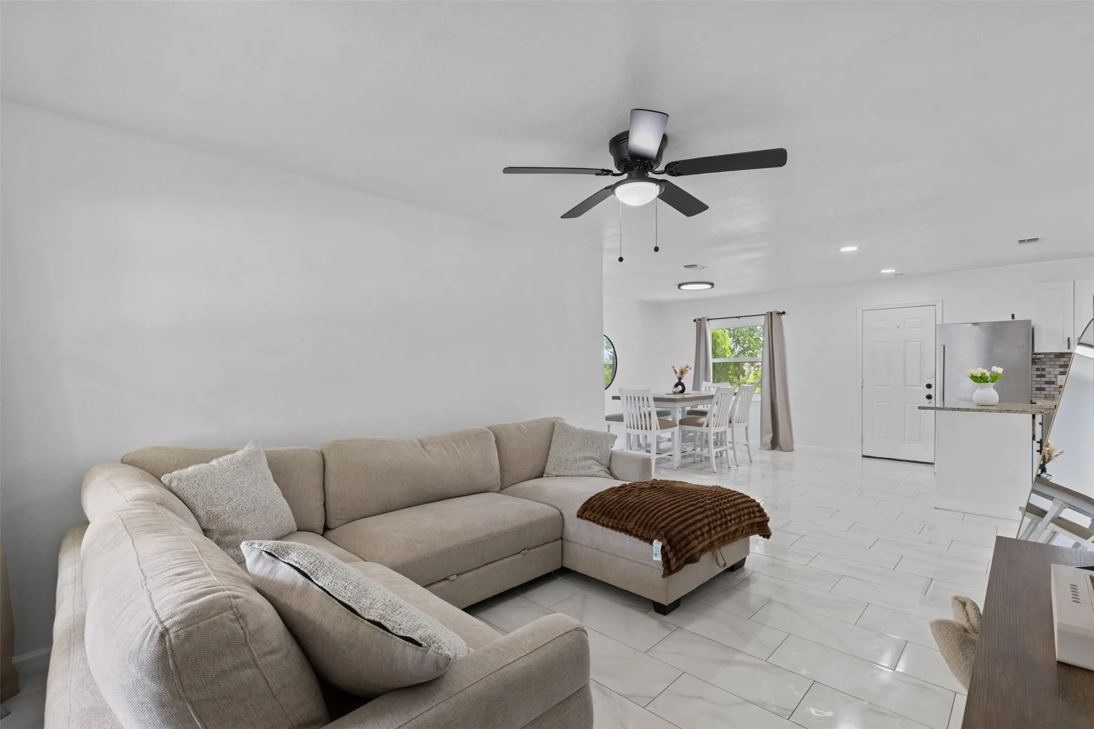 Single Family Residence For Sale in Dallas County , 434 W Phillips Court, Grand Prairie, Texas 75051, 3 Bedroom, 1 Bathroom, 1 Garage spaces, 1,150 Sqft, built in 1956, Preowned, mls#21237997, Real Estate Agent in Grand Prairie, Homes For Sale in Dallas county, Homes For Sale in Grand Prairie, Realtor in Grand Prairie Texas, Real Estate Brokerage Independent Realty Texas, Luminita Cordes Realtor