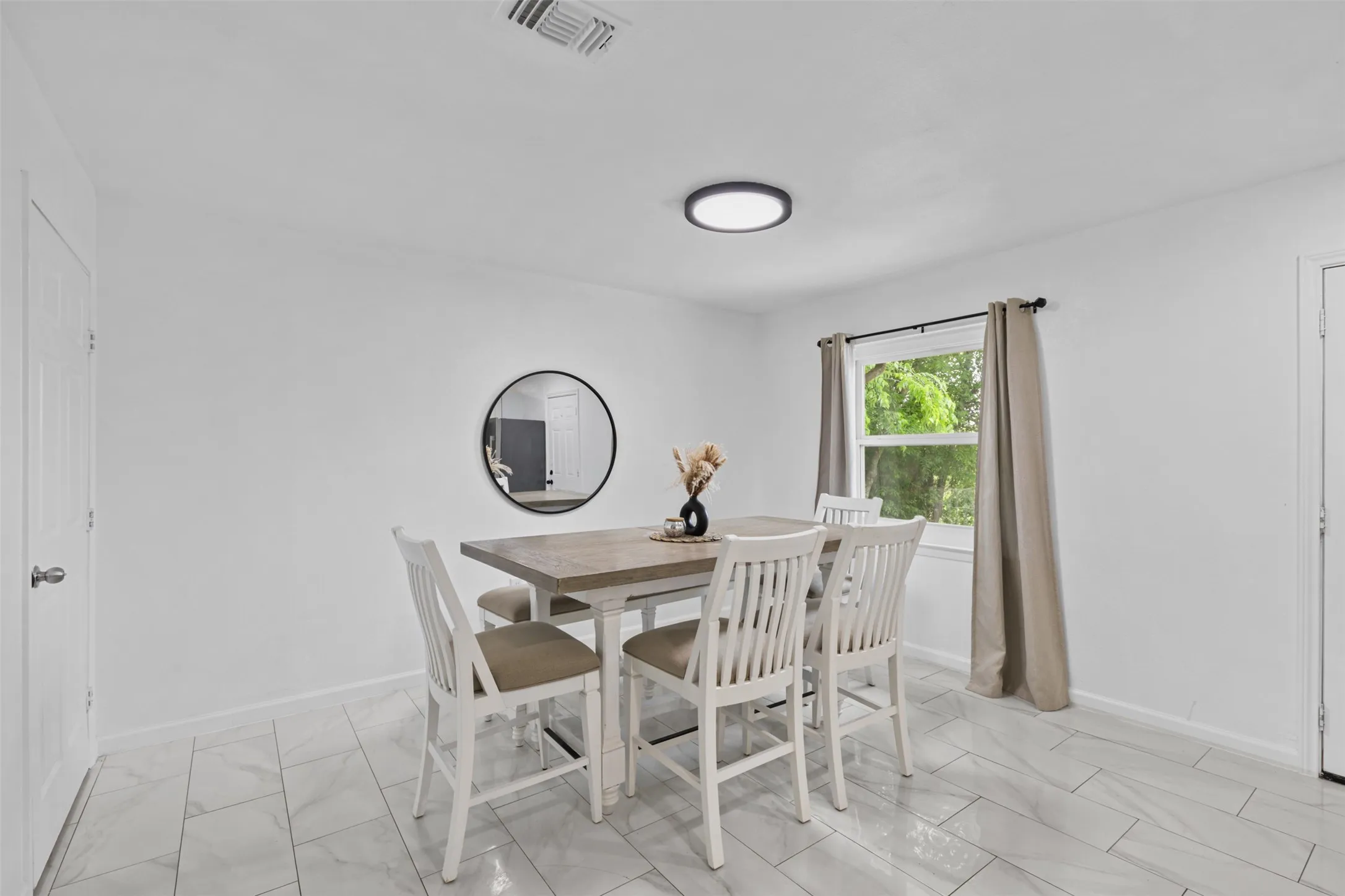 Single Family Residence For Sale in Dallas County , 434 W Phillips Court, Grand Prairie, Texas 75051, 3 Bedroom, 1 Bathroom, 1 Garage spaces, 1,150 Sqft, built in 1956, Preowned, mls#21237997, Real Estate Agent in Grand Prairie, Homes For Sale in Dallas county, Homes For Sale in Grand Prairie, Realtor in Grand Prairie Texas, Real Estate Brokerage Independent Realty Texas, Luminita Cordes Realtor
