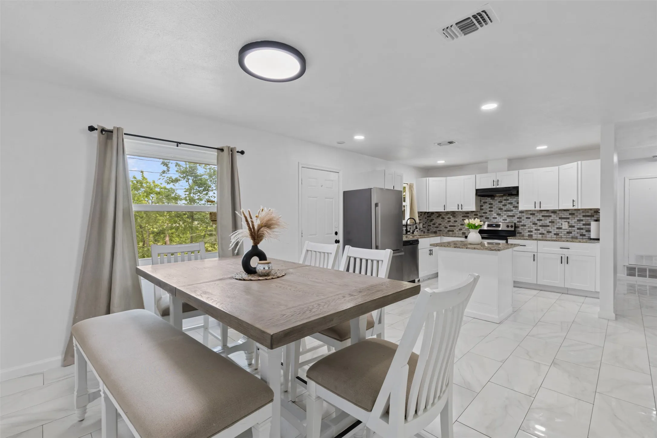 Single Family Residence For Sale in Dallas County , 434 W Phillips Court, Grand Prairie, Texas 75051, 3 Bedroom, 1 Bathroom, 1 Garage spaces, 1,150 Sqft, built in 1956, Preowned, mls#21237997, Real Estate Agent in Grand Prairie, Homes For Sale in Dallas county, Homes For Sale in Grand Prairie, Realtor in Grand Prairie Texas, Real Estate Brokerage Independent Realty Texas, Luminita Cordes Realtor