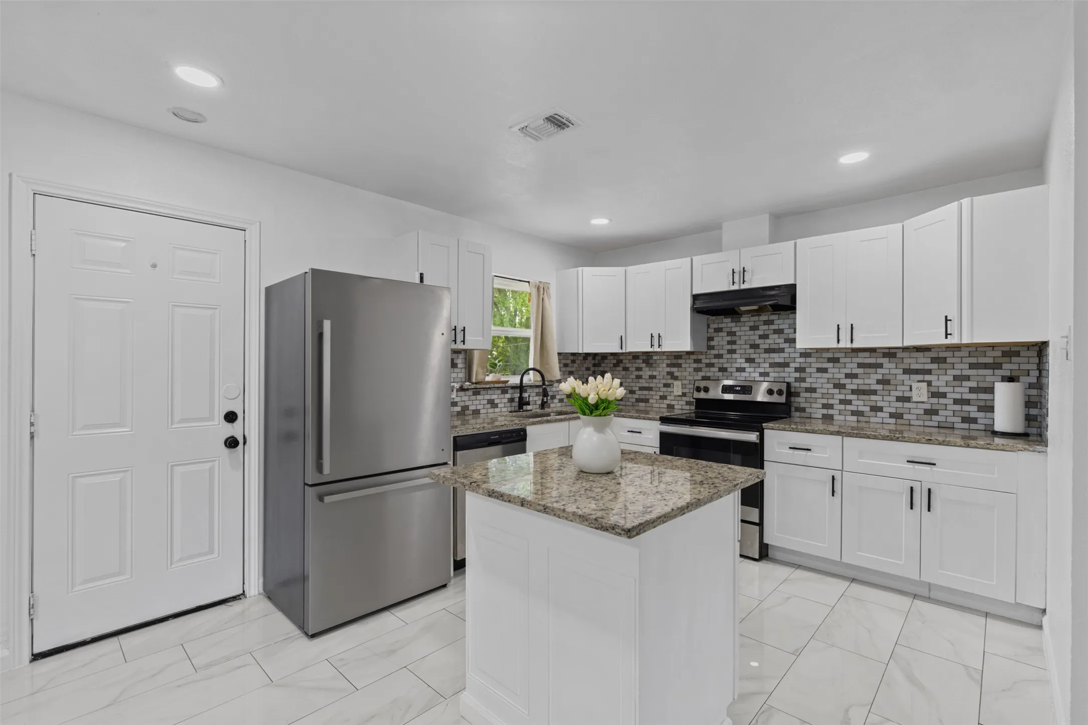 Single Family Residence For Sale in Dallas County , 434 W Phillips Court, Grand Prairie, Texas 75051, 3 Bedroom, 1 Bathroom, 1 Garage spaces, 1,150 Sqft, built in 1956, Preowned, mls#21237997, Real Estate Agent in Grand Prairie, Homes For Sale in Dallas county, Homes For Sale in Grand Prairie, Realtor in Grand Prairie Texas, Real Estate Brokerage Independent Realty Texas, Luminita Cordes Realtor