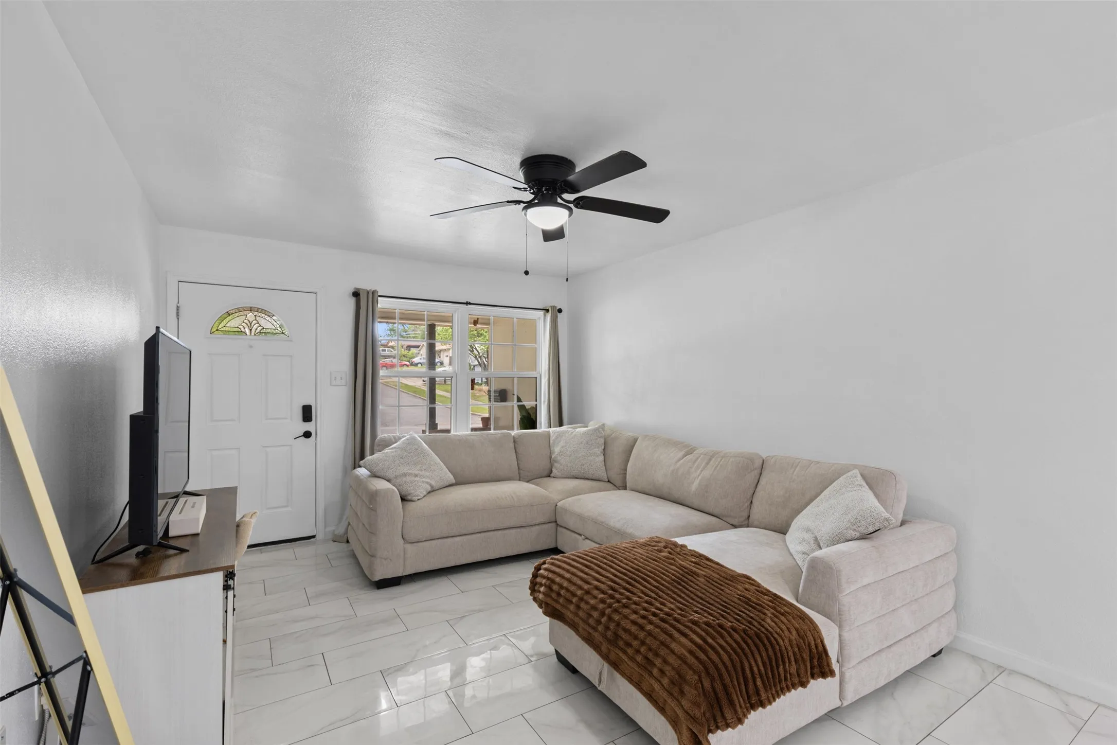 Single Family Residence For Sale in Dallas County , 434 W Phillips Court, Grand Prairie, Texas 75051, 3 Bedroom, 1 Bathroom, 1 Garage spaces, 1,150 Sqft, built in 1956, Preowned, mls#21237997, Real Estate Agent in Grand Prairie, Homes For Sale in Dallas county, Homes For Sale in Grand Prairie, Realtor in Grand Prairie Texas, Real Estate Brokerage Independent Realty Texas, Luminita Cordes Realtor