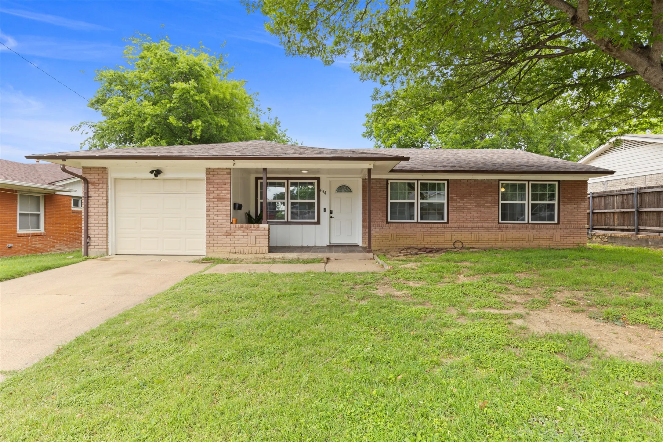Single Family Residence For Sale in Dallas County , 434 W Phillips Court, Grand Prairie, Texas 75051, 3 Bedroom, 1 Bathroom, 1 Garage spaces, 1,150 Sqft, built in 1956, Preowned, mls#21237997, Real Estate Agent in Grand Prairie, Homes For Sale in Dallas county, Homes For Sale in Grand Prairie, Realtor in Grand Prairie Texas, Real Estate Brokerage Independent Realty Texas, Luminita Cordes Realtor