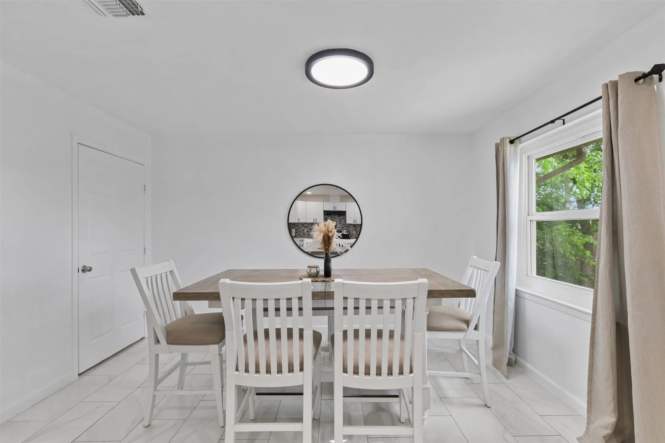 Single Family Residence For Sale in Dallas County , 434 W Phillips Court, Grand Prairie, Texas 75051, 3 Bedroom, 1 Bathroom, 1 Garage spaces, 1,150 Sqft, built in 1956, Preowned, mls#21237997, Real Estate Agent in Grand Prairie, Homes For Sale in Dallas county, Homes For Sale in Grand Prairie, Realtor in Grand Prairie Texas, Real Estate Brokerage Independent Realty Texas, Luminita Cordes Realtor