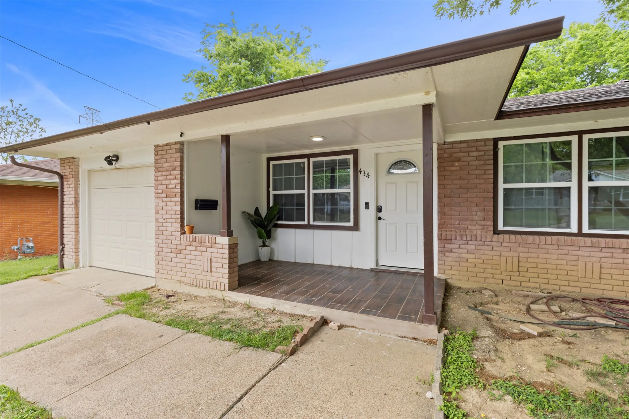 Single Family Residence For Sale in Dallas County , 434 W Phillips Court, Grand Prairie, Texas 75051, 3 Bedroom, 1 Bathroom, 1 Garage spaces, 1,150 Sqft, built in 1956, Preowned, mls#21237997, Real Estate Agent in Grand Prairie, Homes For Sale in Dallas county, Homes For Sale in Grand Prairie, Realtor in Grand Prairie Texas, Real Estate Brokerage Independent Realty Texas, Luminita Cordes Realtor