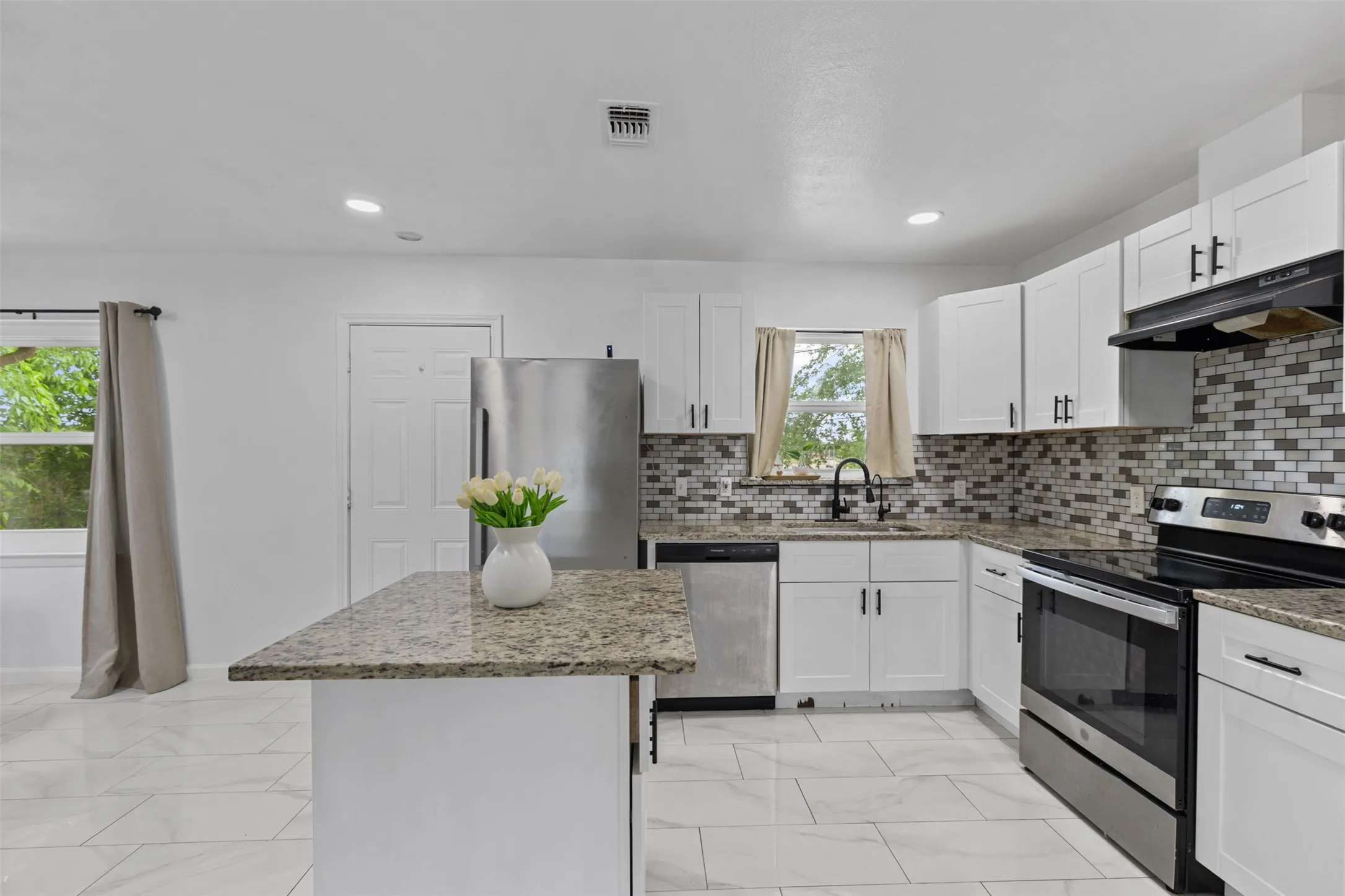 Single Family Residence For Sale in Dallas County , 434 W Phillips Court, Grand Prairie, Texas 75051, 3 Bedroom, 1 Bathroom, 1 Garage spaces, 1,150 Sqft, built in 1956, Preowned, mls#21237997, Real Estate Agent in Grand Prairie, Homes For Sale in Dallas county, Homes For Sale in Grand Prairie, Realtor in Grand Prairie Texas, Real Estate Brokerage Independent Realty Texas, Luminita Cordes Realtor