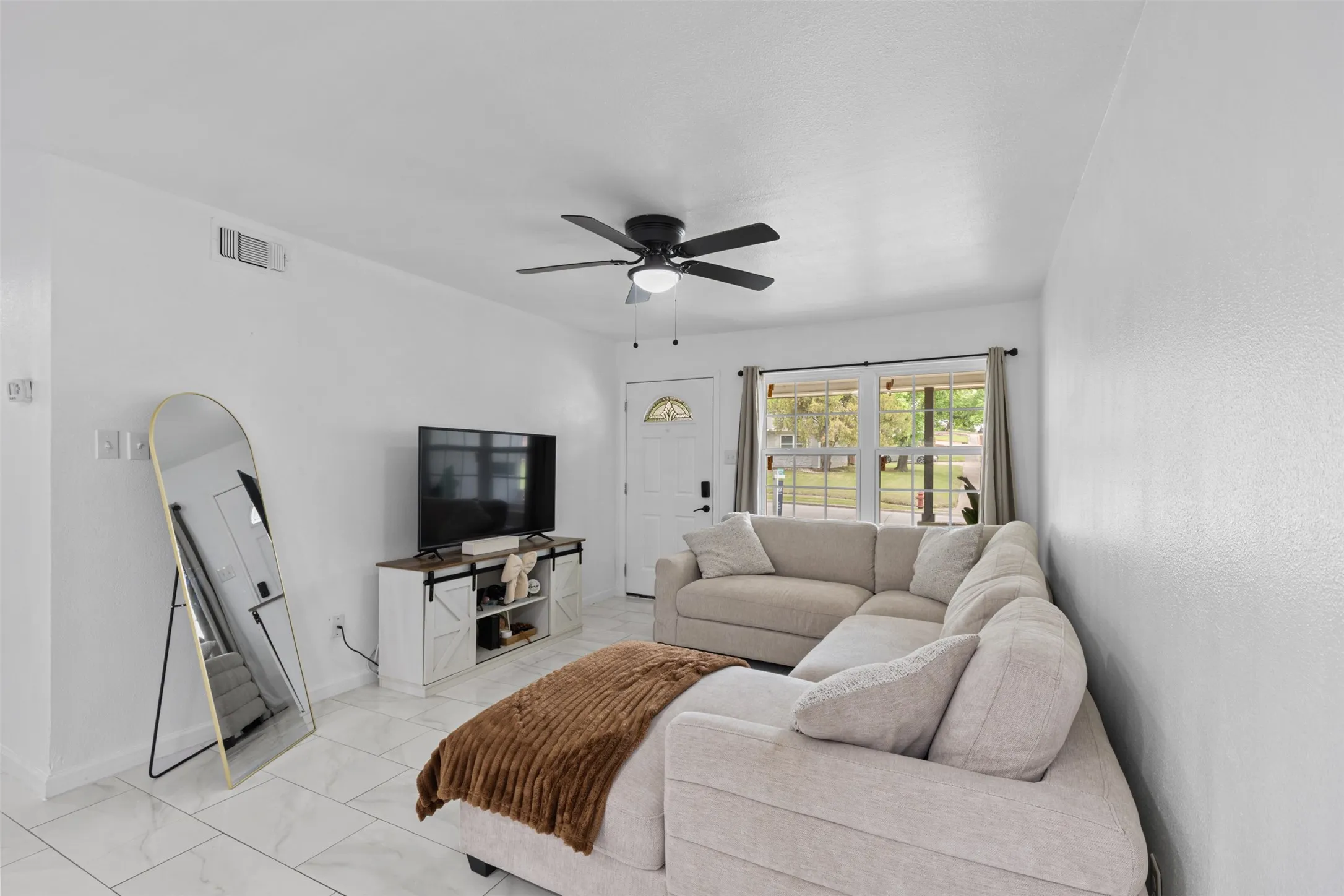 Single Family Residence For Sale in Dallas County , 434 W Phillips Court, Grand Prairie, Texas 75051, 3 Bedroom, 1 Bathroom, 1 Garage spaces, 1,150 Sqft, built in 1956, Preowned, mls#21237997, Real Estate Agent in Grand Prairie, Homes For Sale in Dallas county, Homes For Sale in Grand Prairie, Realtor in Grand Prairie Texas, Real Estate Brokerage Independent Realty Texas, Luminita Cordes Realtor