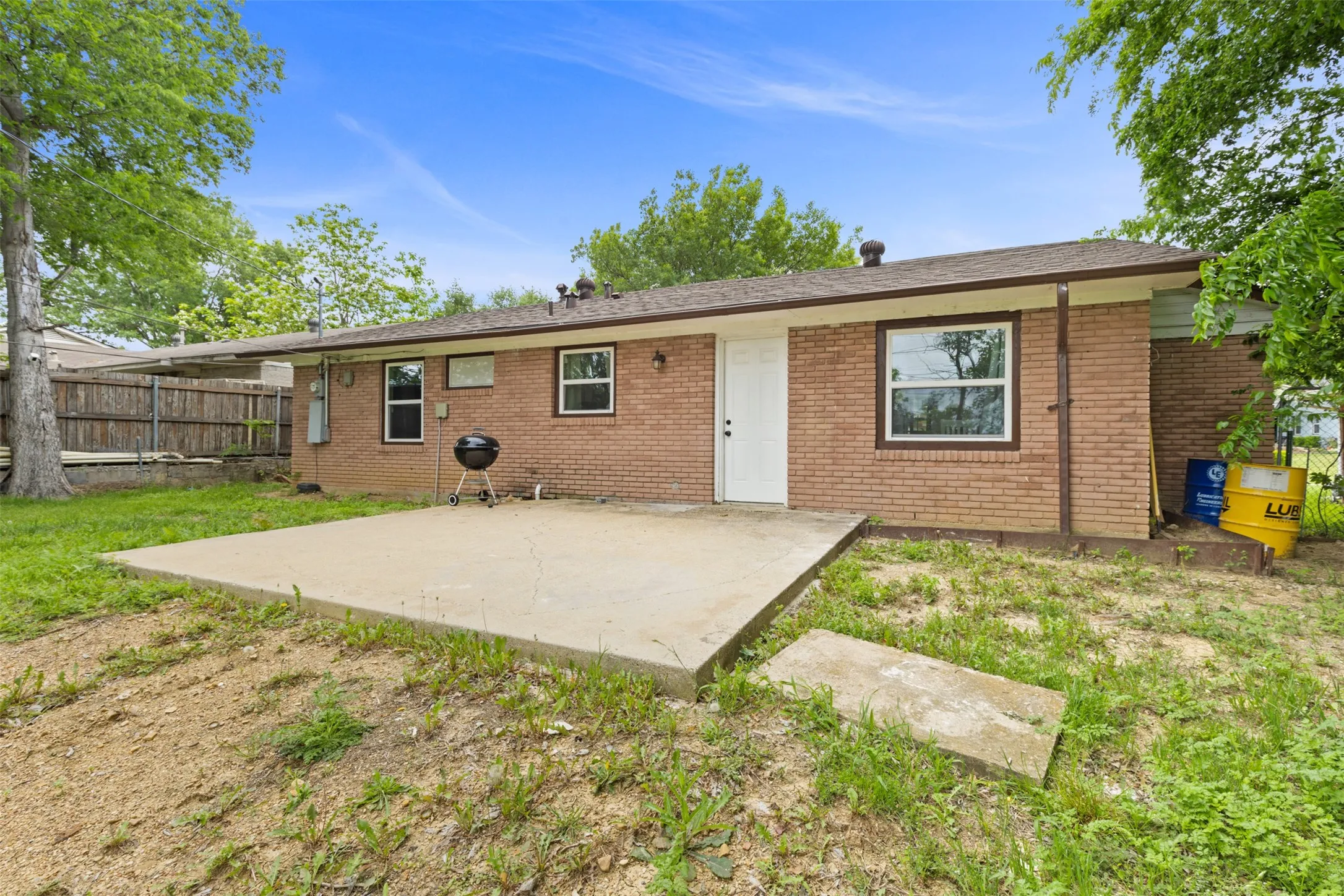 Single Family Residence For Sale in Dallas County , 434 W Phillips Court, Grand Prairie, Texas 75051, 3 Bedroom, 1 Bathroom, 1 Garage spaces, 1,150 Sqft, built in 1956, Preowned, mls#21237997, Real Estate Agent in Grand Prairie, Homes For Sale in Dallas county, Homes For Sale in Grand Prairie, Realtor in Grand Prairie Texas, Real Estate Brokerage Independent Realty Texas, Luminita Cordes Realtor