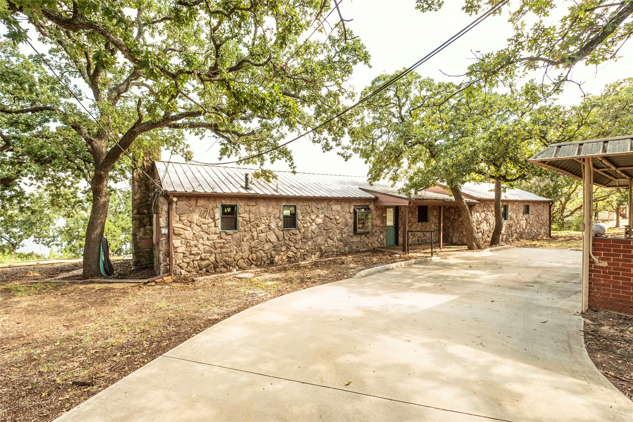 Single Family Residence For Sale in Montague County , 722 Storey Road, Nocona, Texas 76255, 4 Bedroom, 2 Bathroom, Garage spaces, 2,000 Sqft, built in 1963, Preowned, mls#21238569, Real Estate Agent in Nocona, Homes For Sale in Montague county, Homes For Sale in Nocona, Realtor in Nocona Texas, Real Estate Brokerage Independent Realty Texas, Luminita Cordes Realtor