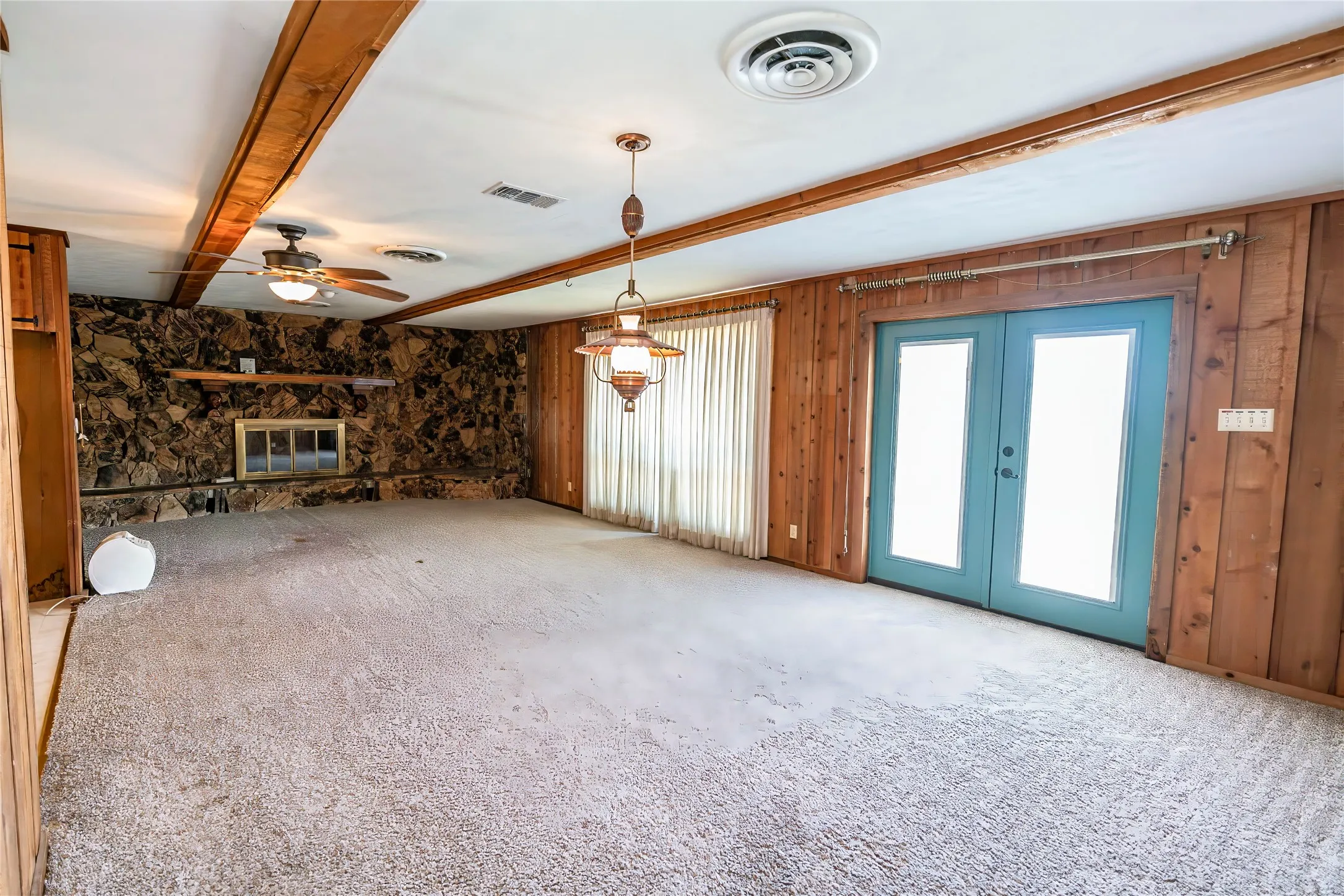 Single Family Residence For Sale in Montague County , 722 Storey Road, Nocona, Texas 76255, 4 Bedroom, 2 Bathroom, Garage spaces, 2,000 Sqft, built in 1963, Preowned, mls#21238569, Real Estate Agent in Nocona, Homes For Sale in Montague county, Homes For Sale in Nocona, Realtor in Nocona Texas, Real Estate Brokerage Independent Realty Texas, Luminita Cordes Realtor