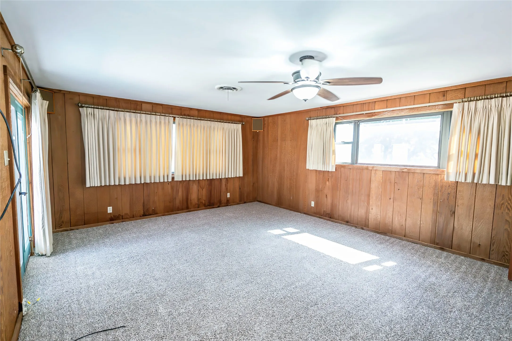 Single Family Residence For Sale in Montague County , 722 Storey Road, Nocona, Texas 76255, 4 Bedroom, 2 Bathroom, Garage spaces, 2,000 Sqft, built in 1963, Preowned, mls#21238569, Real Estate Agent in Nocona, Homes For Sale in Montague county, Homes For Sale in Nocona, Realtor in Nocona Texas, Real Estate Brokerage Independent Realty Texas, Luminita Cordes Realtor