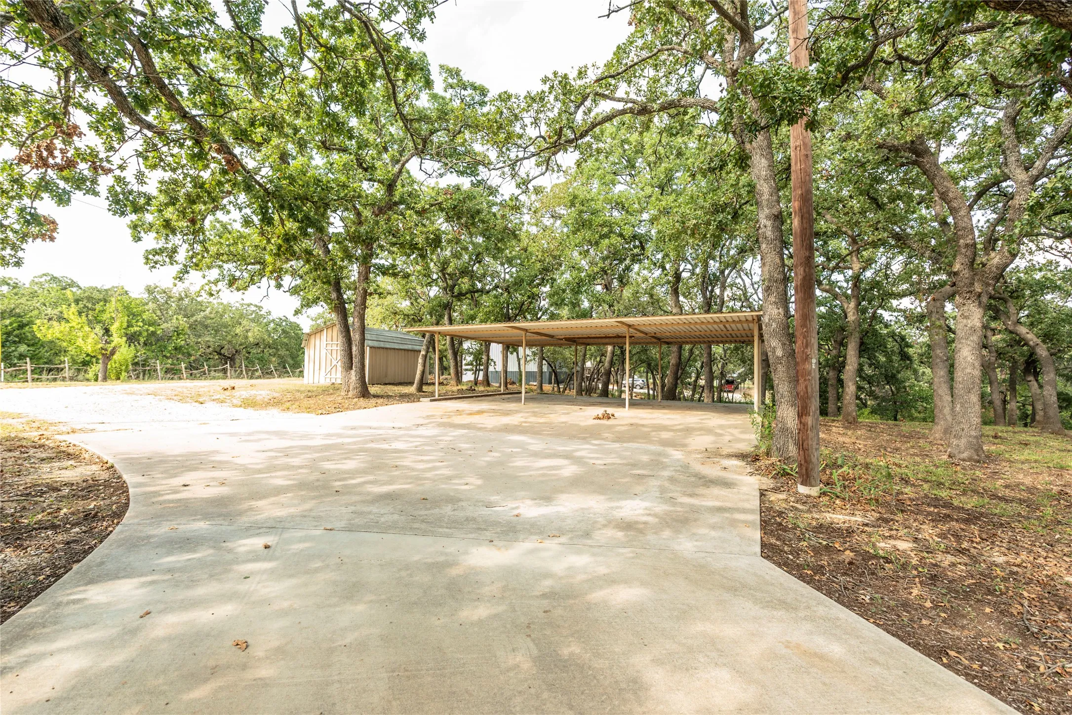 Single Family Residence For Sale in Montague County , 722 Storey Road, Nocona, Texas 76255, 4 Bedroom, 2 Bathroom, Garage spaces, 2,000 Sqft, built in 1963, Preowned, mls#21238569, Real Estate Agent in Nocona, Homes For Sale in Montague county, Homes For Sale in Nocona, Realtor in Nocona Texas, Real Estate Brokerage Independent Realty Texas, Luminita Cordes Realtor