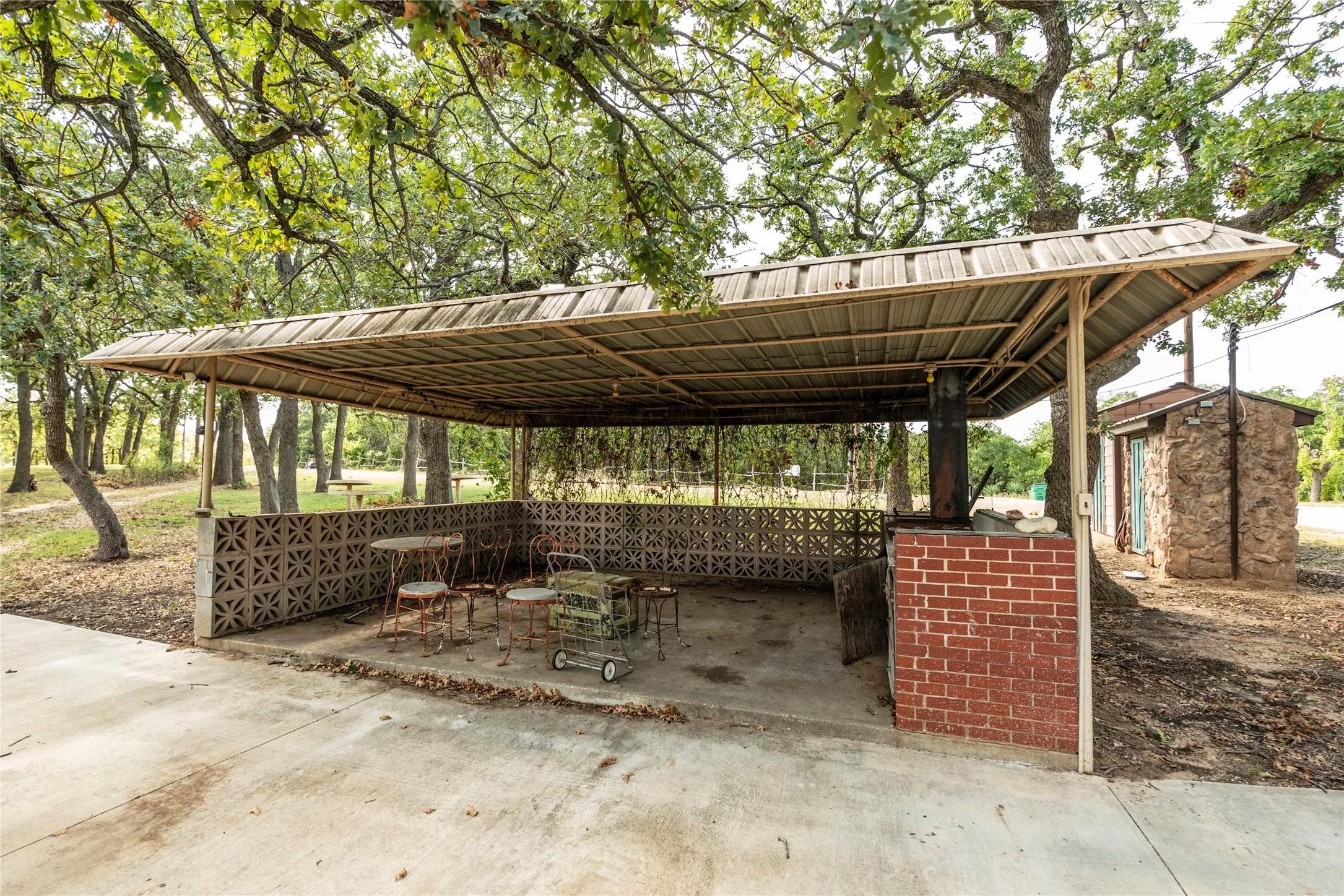 Single Family Residence For Sale in Montague County , 722 Storey Road, Nocona, Texas 76255, 4 Bedroom, 2 Bathroom, Garage spaces, 2,000 Sqft, built in 1963, Preowned, mls#21238569, Real Estate Agent in Nocona, Homes For Sale in Montague county, Homes For Sale in Nocona, Realtor in Nocona Texas, Real Estate Brokerage Independent Realty Texas, Luminita Cordes Realtor