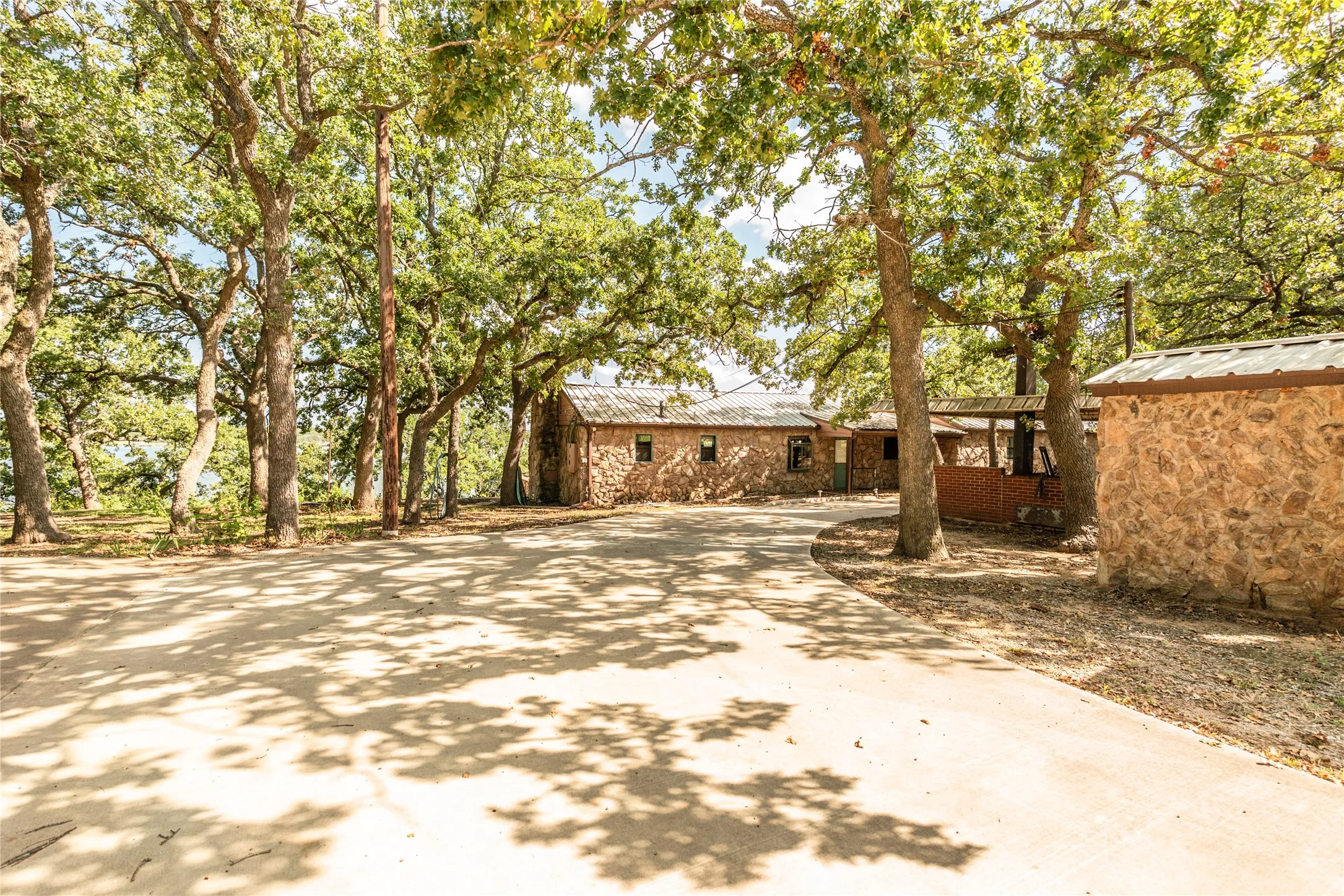 Single Family Residence For Sale in Montague County , 722 Storey Road, Nocona, Texas 76255, 4 Bedroom, 2 Bathroom, Garage spaces, 2,000 Sqft, built in 1963, Preowned, mls#21238569, Real Estate Agent in Nocona, Homes For Sale in Montague county, Homes For Sale in Nocona, Realtor in Nocona Texas, Real Estate Brokerage Independent Realty Texas, Luminita Cordes Realtor