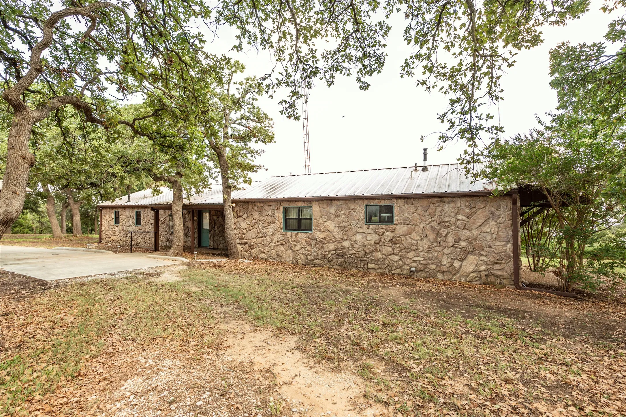 Single Family Residence For Sale in Montague County , 722 Storey Road, Nocona, Texas 76255, 4 Bedroom, 2 Bathroom, Garage spaces, 2,000 Sqft, built in 1963, Preowned, mls#21238569, Real Estate Agent in Nocona, Homes For Sale in Montague county, Homes For Sale in Nocona, Realtor in Nocona Texas, Real Estate Brokerage Independent Realty Texas, Luminita Cordes Realtor