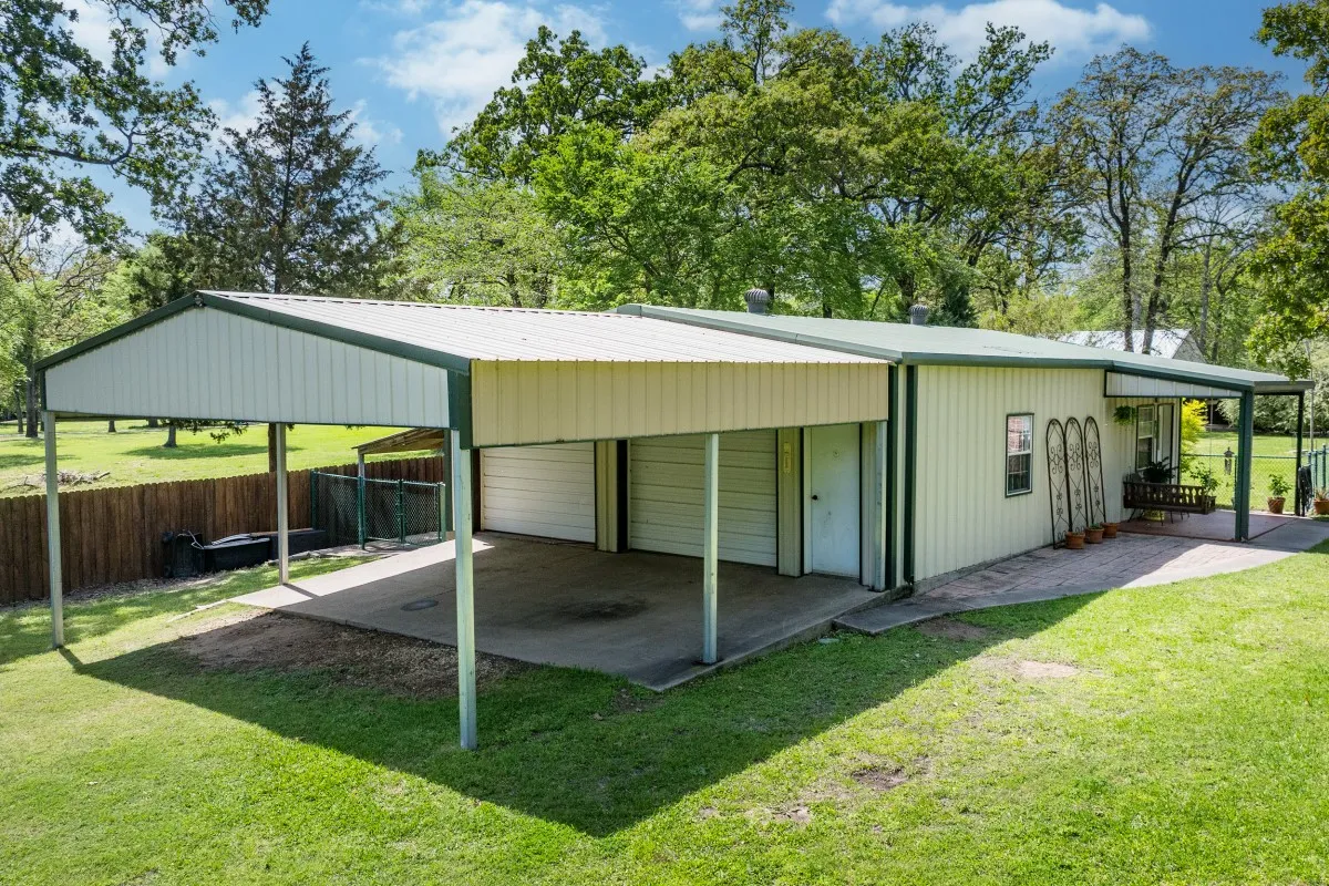 Single Family Residence For Sale in Henderson County , 108 Forehand Drive, Trinidad, Texas 75163, 4 Bedroom, 4 Bathroom, 4 Garage spaces, 2,535 Sqft, built in 2003, Preowned, mls#21129904, Real Estate Agent in Trinidad, Homes For Sale in Henderson county, Homes For Sale in Trinidad, Realtor in Trinidad Texas, Real Estate Brokerage Independent Realty Texas, Luminita Cordes Realtor