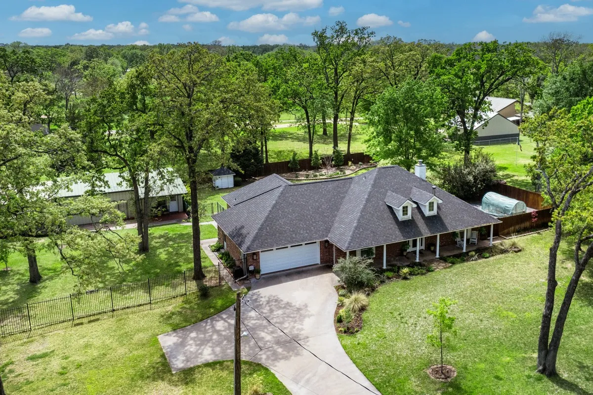 Single Family Residence For Sale in Henderson County , 108 Forehand Drive, Trinidad, Texas 75163, 4 Bedroom, 4 Bathroom, 4 Garage spaces, 2,535 Sqft, built in 2003, Preowned, mls#21129904, Real Estate Agent in Trinidad, Homes For Sale in Henderson county, Homes For Sale in Trinidad, Realtor in Trinidad Texas, Real Estate Brokerage Independent Realty Texas, Luminita Cordes Realtor