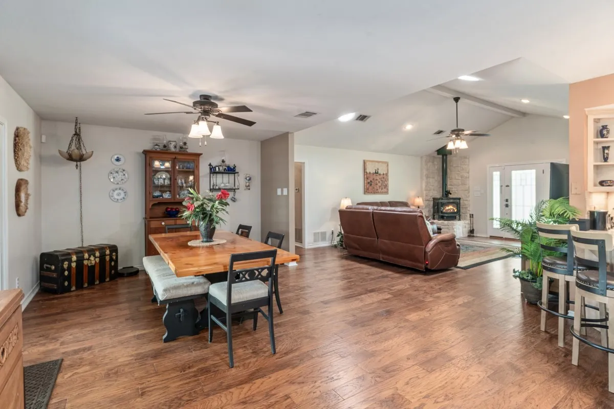 Single Family Residence For Sale in Henderson County , 108 Forehand Drive, Trinidad, Texas 75163, 4 Bedroom, 4 Bathroom, 4 Garage spaces, 2,535 Sqft, built in 2003, Preowned, mls#21129904, Real Estate Agent in Trinidad, Homes For Sale in Henderson county, Homes For Sale in Trinidad, Realtor in Trinidad Texas, Real Estate Brokerage Independent Realty Texas, Luminita Cordes Realtor