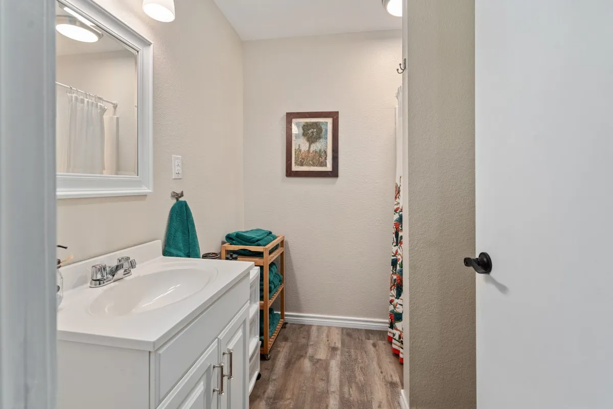 Guest quarters full bath