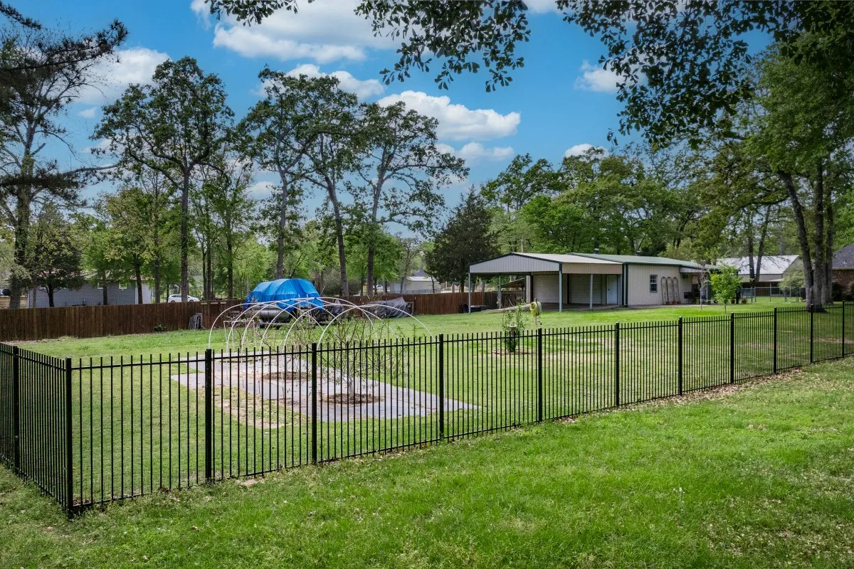 Single Family Residence For Sale in Henderson County , 108 Forehand Drive, Trinidad, Texas 75163, 4 Bedroom, 4 Bathroom, 4 Garage spaces, 2,535 Sqft, built in 2003, Preowned, mls#21129904, Real Estate Agent in Trinidad, Homes For Sale in Henderson county, Homes For Sale in Trinidad, Realtor in Trinidad Texas, Real Estate Brokerage Independent Realty Texas, Luminita Cordes Realtor