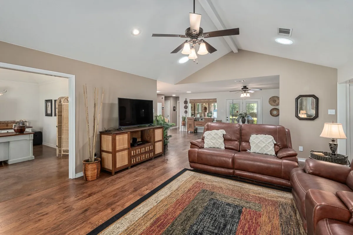 Single Family Residence For Sale in Henderson County , 108 Forehand Drive, Trinidad, Texas 75163, 4 Bedroom, 4 Bathroom, 4 Garage spaces, 2,535 Sqft, built in 2003, Preowned, mls#21129904, Real Estate Agent in Trinidad, Homes For Sale in Henderson county, Homes For Sale in Trinidad, Realtor in Trinidad Texas, Real Estate Brokerage Independent Realty Texas, Luminita Cordes Realtor
