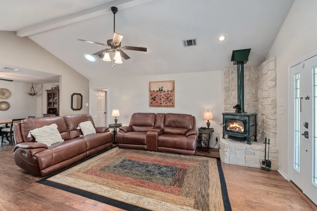 Single Family Residence For Sale in Henderson County , 108 Forehand Drive, Trinidad, Texas 75163, 4 Bedroom, 4 Bathroom, 4 Garage spaces, 2,535 Sqft, built in 2003, Preowned, mls#21129904, Real Estate Agent in Trinidad, Homes For Sale in Henderson county, Homes For Sale in Trinidad, Realtor in Trinidad Texas, Real Estate Brokerage Independent Realty Texas, Luminita Cordes Realtor