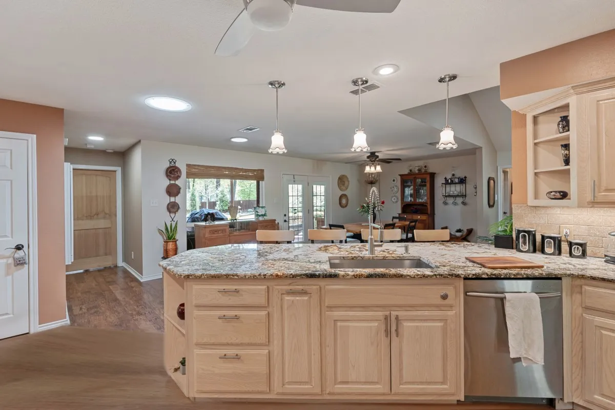 Single Family Residence For Sale in Henderson County , 108 Forehand Drive, Trinidad, Texas 75163, 4 Bedroom, 4 Bathroom, 4 Garage spaces, 2,535 Sqft, built in 2003, Preowned, mls#21129904, Real Estate Agent in Trinidad, Homes For Sale in Henderson county, Homes For Sale in Trinidad, Realtor in Trinidad Texas, Real Estate Brokerage Independent Realty Texas, Luminita Cordes Realtor