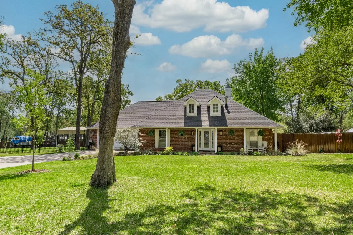 Single Family Residence For Sale in Henderson County , 108 Forehand Drive, Trinidad, Texas 75163, 4 Bedroom, 4 Bathroom, 4 Garage spaces, 2,535 Sqft, built in 2003, Preowned, mls#21129904, Real Estate Agent in Trinidad, Homes For Sale in Henderson county, Homes For Sale in Trinidad, Realtor in Trinidad Texas, Real Estate Brokerage Independent Realty Texas, Luminita Cordes Realtor