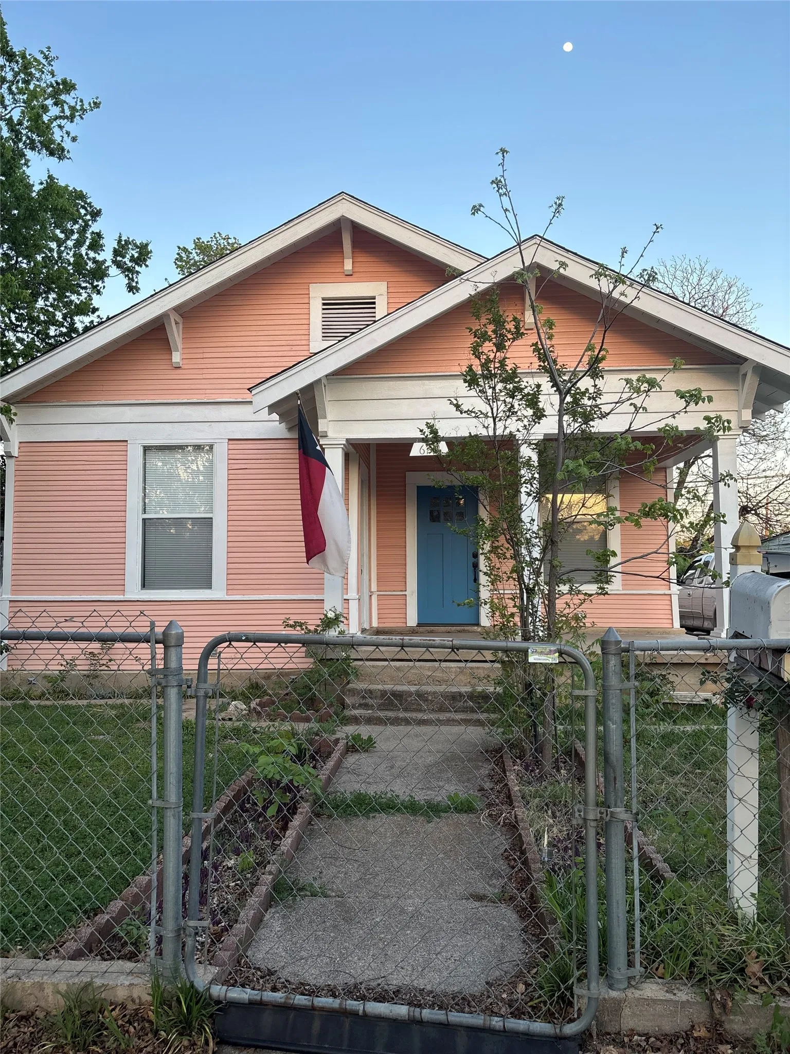 Single Family Residence For Sale in Dallas County , 620 S Willomet Avenue, Dallas, Texas 75208, 2 Bedroom, 1 Bathroom, 2 Garage spaces, 1,458 Sqft, built in 1930, Preowned, Price $400,000, mls#21238244, Real Estate Agent in Dallas, Homes For Sale in Dallas county, Homes For Sale in Dallas, Realtor in Dallas Texas, Real Estate Brokerage Independent Realty Texas, Luminita Cordes Realtor