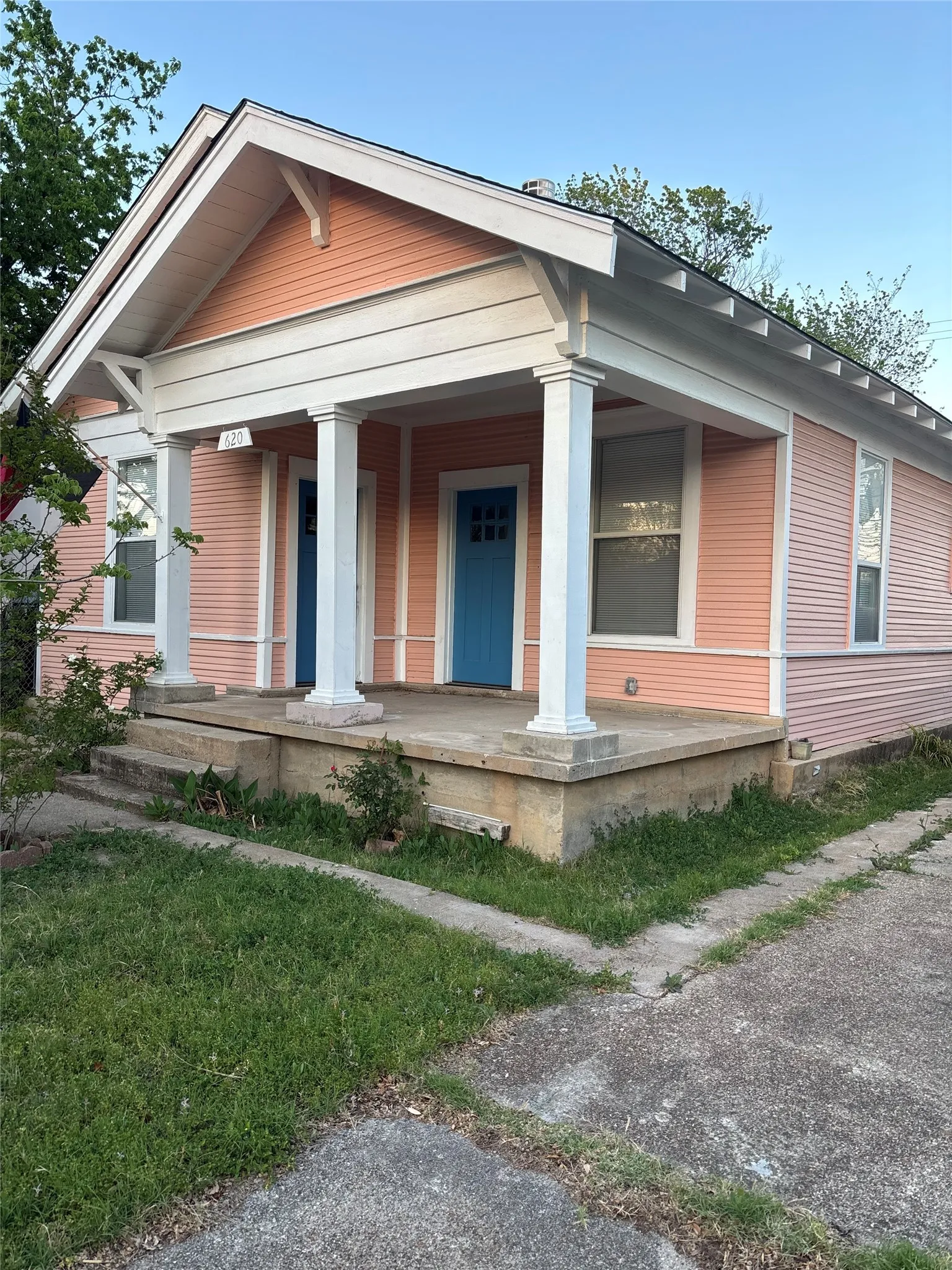 Single Family Residence For Sale in Dallas County , 620 S Willomet Avenue, Dallas, Texas 75208, 2 Bedroom, 1 Bathroom, 2 Garage spaces, 1,458 Sqft, built in 1930, Preowned, Price $400,000, mls#21238244, Real Estate Agent in Dallas, Homes For Sale in Dallas county, Homes For Sale in Dallas, Realtor in Dallas Texas, Real Estate Brokerage Independent Realty Texas, Luminita Cordes Realtor