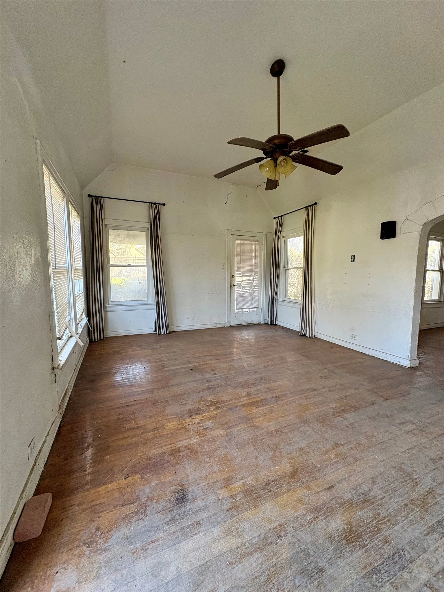 Single Family Residence For Sale in Dallas County , 5646 Monticello Avenue, Dallas, Texas 75206, 2 Bedroom, 1 Bathroom, 2 Garage spaces, 1,265 Sqft, built in 1926, Preowned, mls#21220579, Real Estate Agent in Dallas, Homes For Sale in Dallas county, Homes For Sale in Dallas, Realtor in Dallas Texas, Real Estate Brokerage Independent Realty Texas, Luminita Cordes Realtor