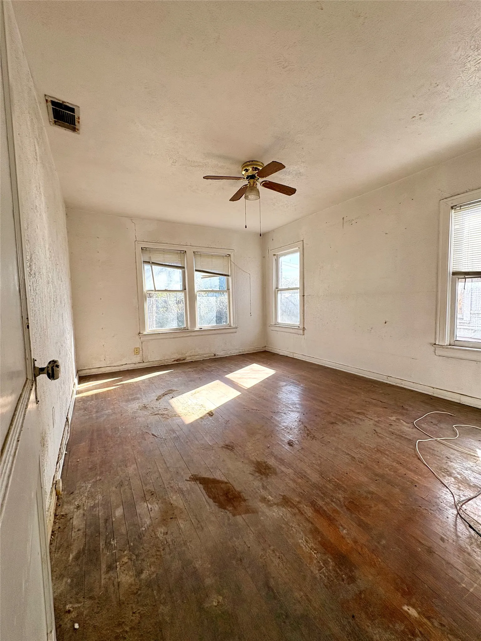 Single Family Residence For Sale in Dallas County , 5646 Monticello Avenue, Dallas, Texas 75206, 2 Bedroom, 1 Bathroom, 2 Garage spaces, 1,265 Sqft, built in 1926, Preowned, mls#21220579, Real Estate Agent in Dallas, Homes For Sale in Dallas county, Homes For Sale in Dallas, Realtor in Dallas Texas, Real Estate Brokerage Independent Realty Texas, Luminita Cordes Realtor