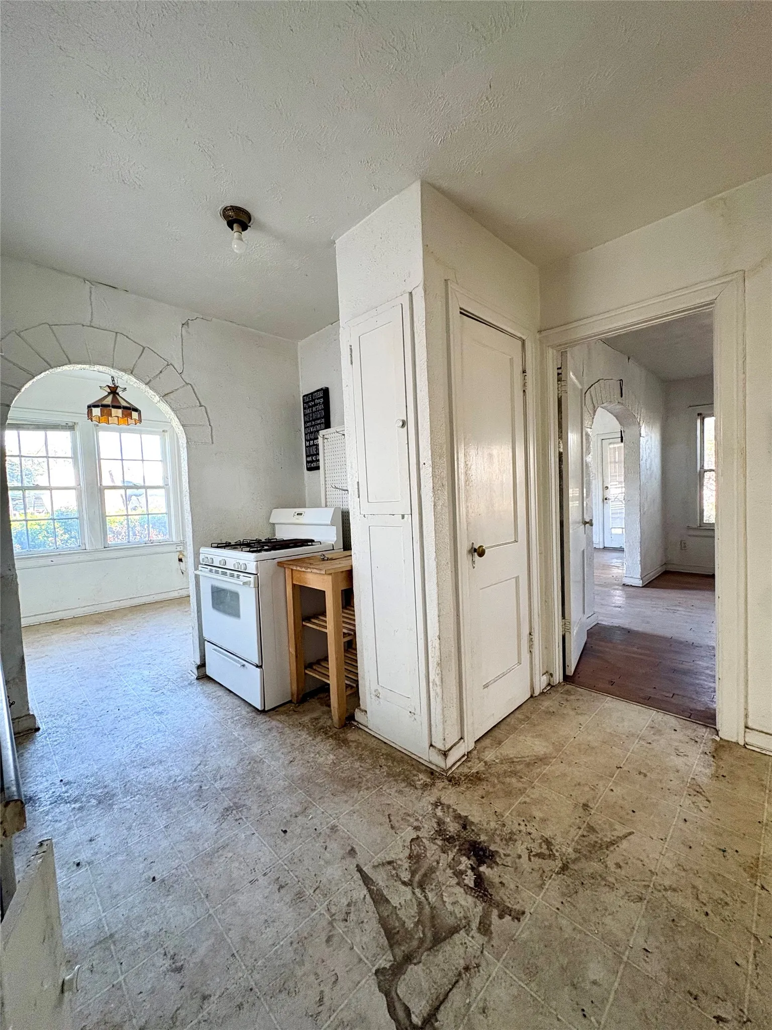 Single Family Residence For Sale in Dallas County , 5646 Monticello Avenue, Dallas, Texas 75206, 2 Bedroom, 1 Bathroom, 2 Garage spaces, 1,265 Sqft, built in 1926, Preowned, mls#21220579, Real Estate Agent in Dallas, Homes For Sale in Dallas county, Homes For Sale in Dallas, Realtor in Dallas Texas, Real Estate Brokerage Independent Realty Texas, Luminita Cordes Realtor