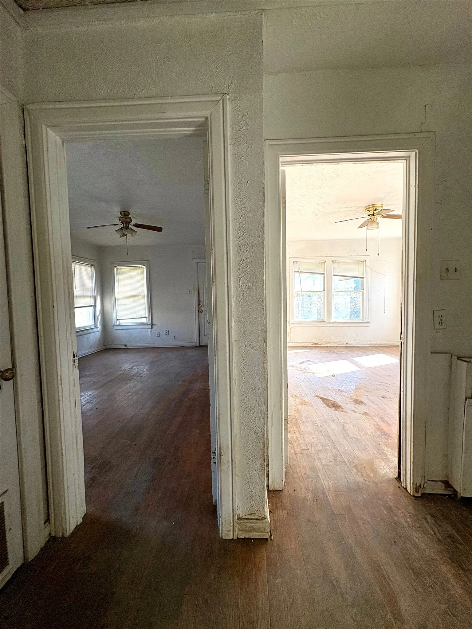 Single Family Residence For Sale in Dallas County , 5646 Monticello Avenue, Dallas, Texas 75206, 2 Bedroom, 1 Bathroom, 2 Garage spaces, 1,265 Sqft, built in 1926, Preowned, mls#21220579, Real Estate Agent in Dallas, Homes For Sale in Dallas county, Homes For Sale in Dallas, Realtor in Dallas Texas, Real Estate Brokerage Independent Realty Texas, Luminita Cordes Realtor