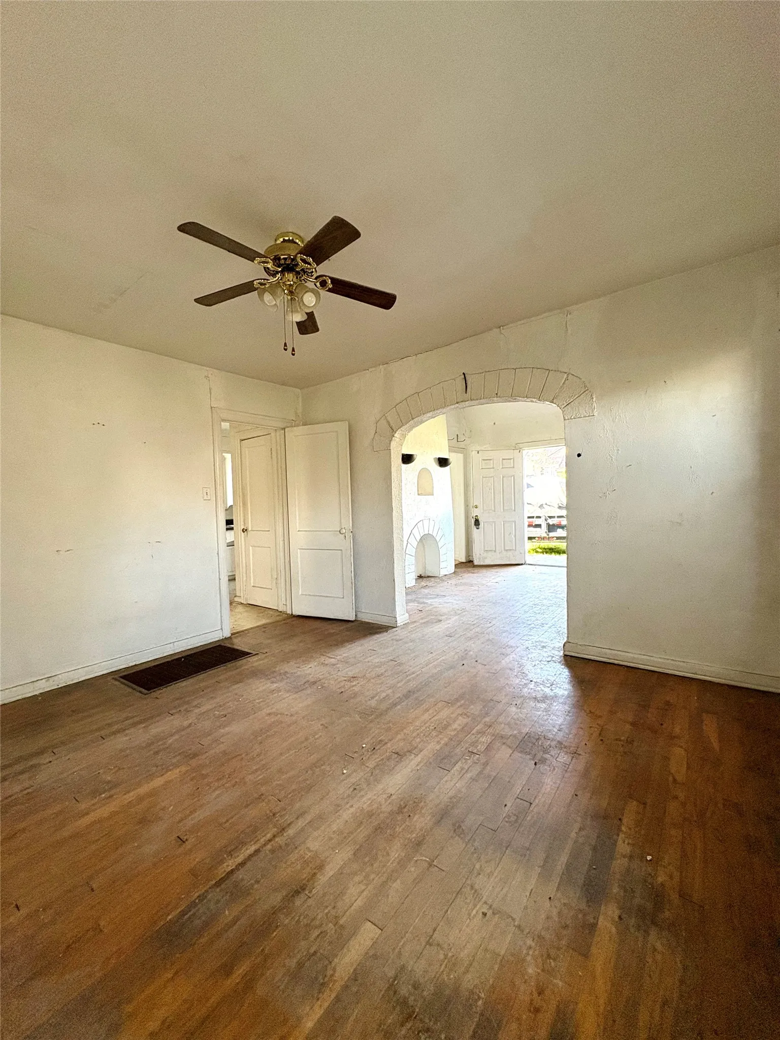 Single Family Residence For Sale in Dallas County , 5646 Monticello Avenue, Dallas, Texas 75206, 2 Bedroom, 1 Bathroom, 2 Garage spaces, 1,265 Sqft, built in 1926, Preowned, mls#21220579, Real Estate Agent in Dallas, Homes For Sale in Dallas county, Homes For Sale in Dallas, Realtor in Dallas Texas, Real Estate Brokerage Independent Realty Texas, Luminita Cordes Realtor