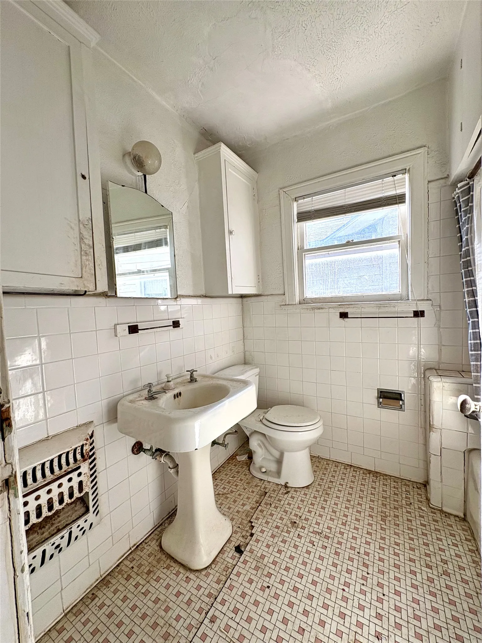 Single Family Residence For Sale in Dallas County , 5646 Monticello Avenue, Dallas, Texas 75206, 2 Bedroom, 1 Bathroom, 2 Garage spaces, 1,265 Sqft, built in 1926, Preowned, mls#21220579, Real Estate Agent in Dallas, Homes For Sale in Dallas county, Homes For Sale in Dallas, Realtor in Dallas Texas, Real Estate Brokerage Independent Realty Texas, Luminita Cordes Realtor