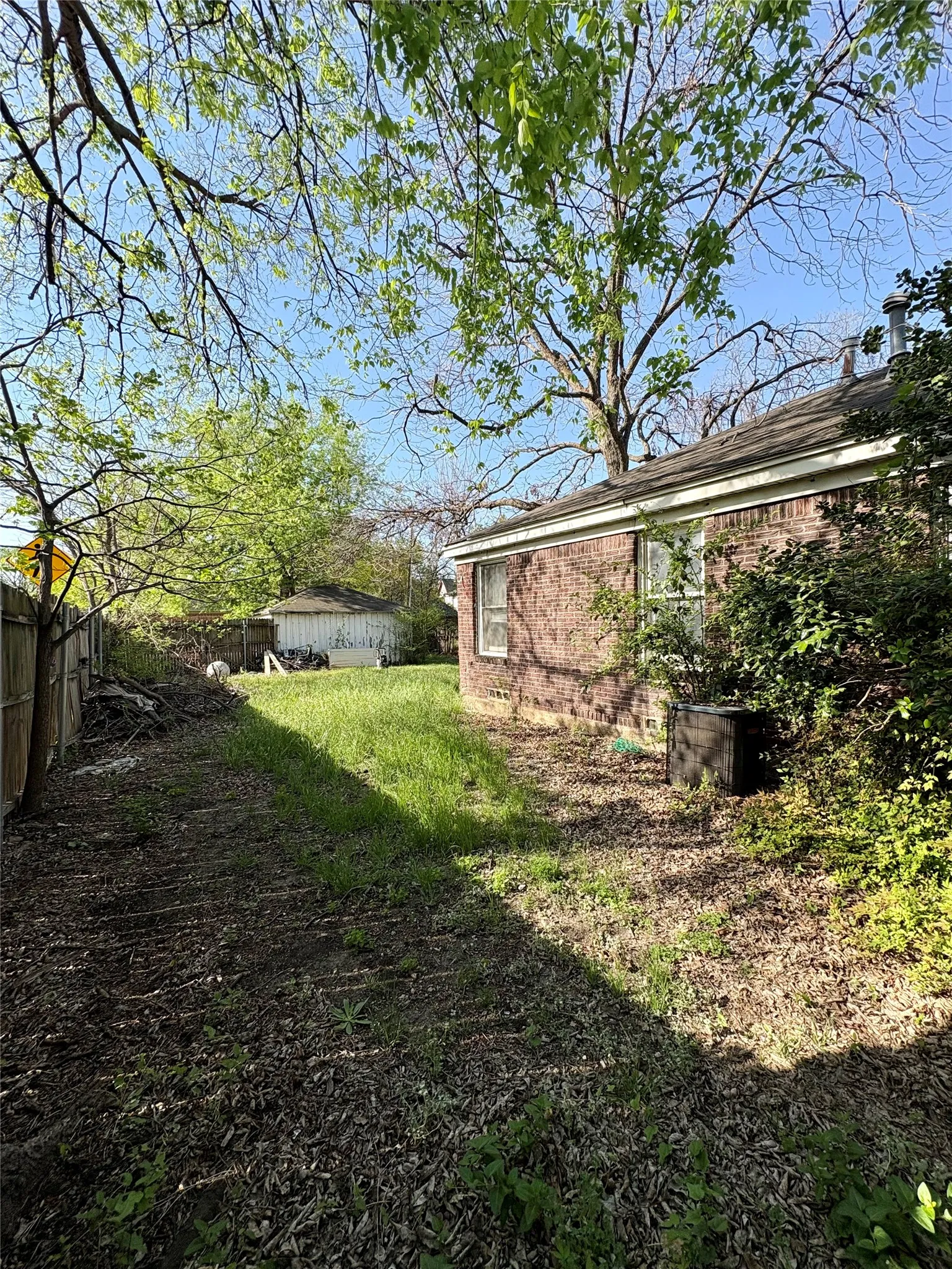 Single Family Residence For Sale in Dallas County , 5646 Monticello Avenue, Dallas, Texas 75206, 2 Bedroom, 1 Bathroom, 2 Garage spaces, 1,265 Sqft, built in 1926, Preowned, mls#21220579, Real Estate Agent in Dallas, Homes For Sale in Dallas county, Homes For Sale in Dallas, Realtor in Dallas Texas, Real Estate Brokerage Independent Realty Texas, Luminita Cordes Realtor
