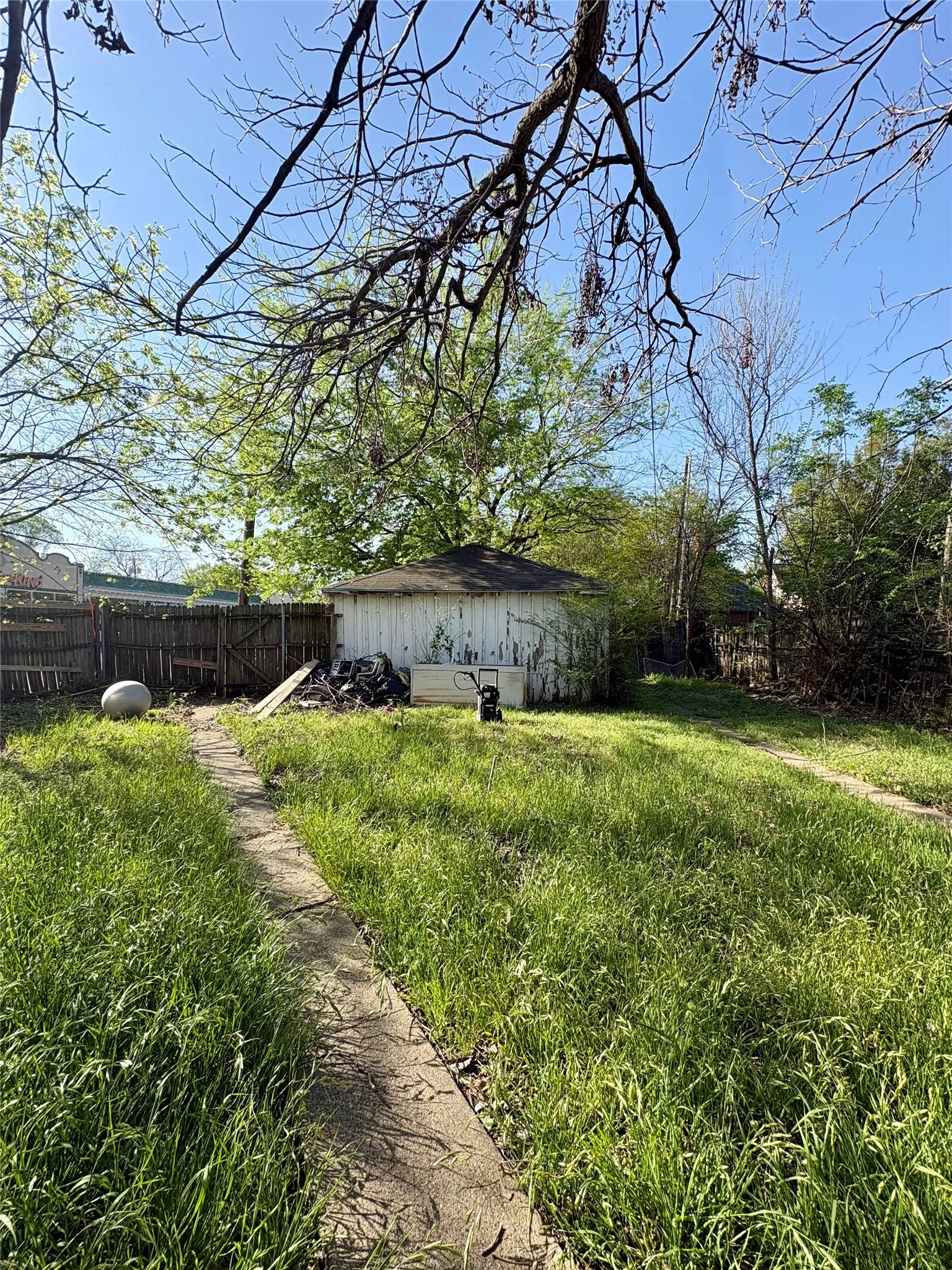 Single Family Residence For Sale in Dallas County , 5646 Monticello Avenue, Dallas, Texas 75206, 2 Bedroom, 1 Bathroom, 2 Garage spaces, 1,265 Sqft, built in 1926, Preowned, mls#21220579, Real Estate Agent in Dallas, Homes For Sale in Dallas county, Homes For Sale in Dallas, Realtor in Dallas Texas, Real Estate Brokerage Independent Realty Texas, Luminita Cordes Realtor