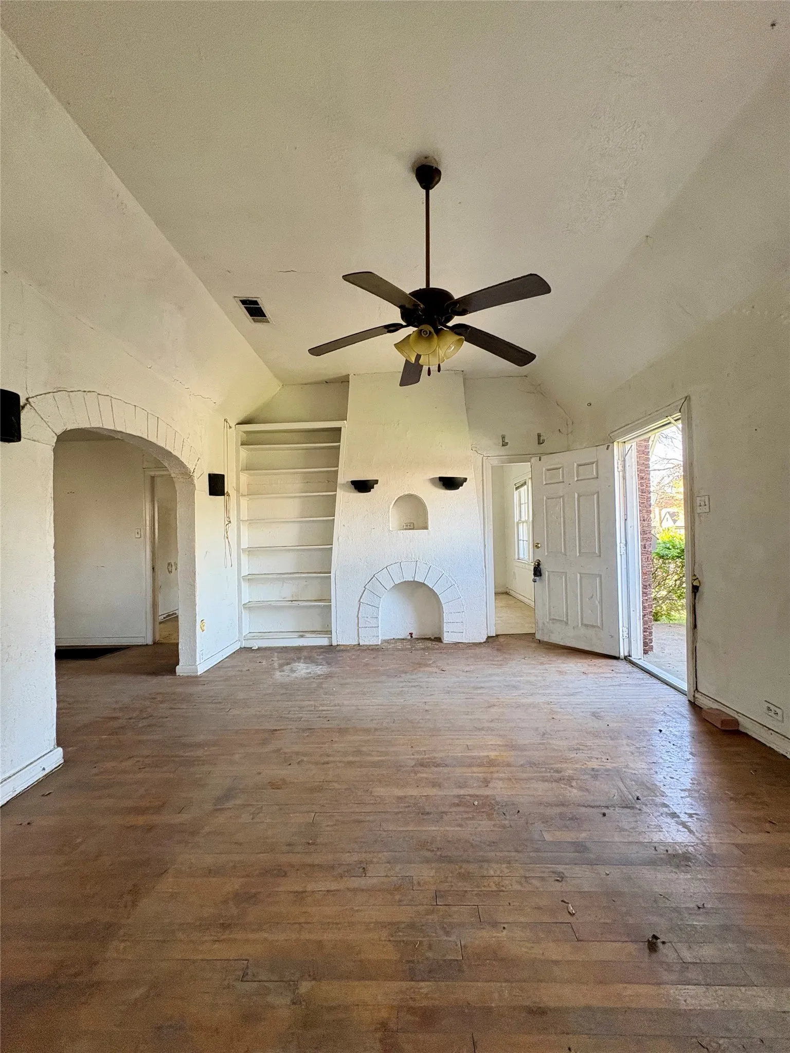 Single Family Residence For Sale in Dallas County , 5646 Monticello Avenue, Dallas, Texas 75206, 2 Bedroom, 1 Bathroom, 2 Garage spaces, 1,265 Sqft, built in 1926, Preowned, mls#21220579, Real Estate Agent in Dallas, Homes For Sale in Dallas county, Homes For Sale in Dallas, Realtor in Dallas Texas, Real Estate Brokerage Independent Realty Texas, Luminita Cordes Realtor