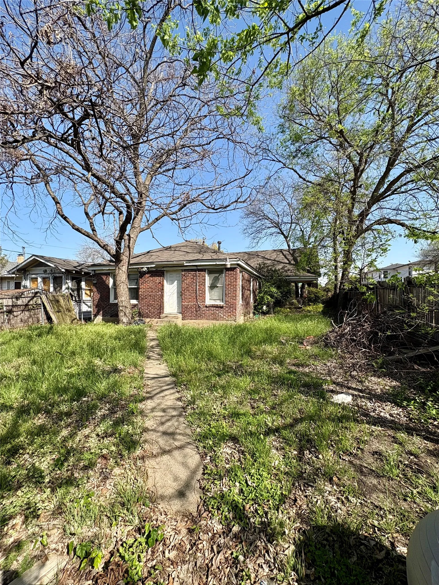 Single Family Residence For Sale in Dallas County , 5646 Monticello Avenue, Dallas, Texas 75206, 2 Bedroom, 1 Bathroom, 2 Garage spaces, 1,265 Sqft, built in 1926, Preowned, mls#21220579, Real Estate Agent in Dallas, Homes For Sale in Dallas county, Homes For Sale in Dallas, Realtor in Dallas Texas, Real Estate Brokerage Independent Realty Texas, Luminita Cordes Realtor