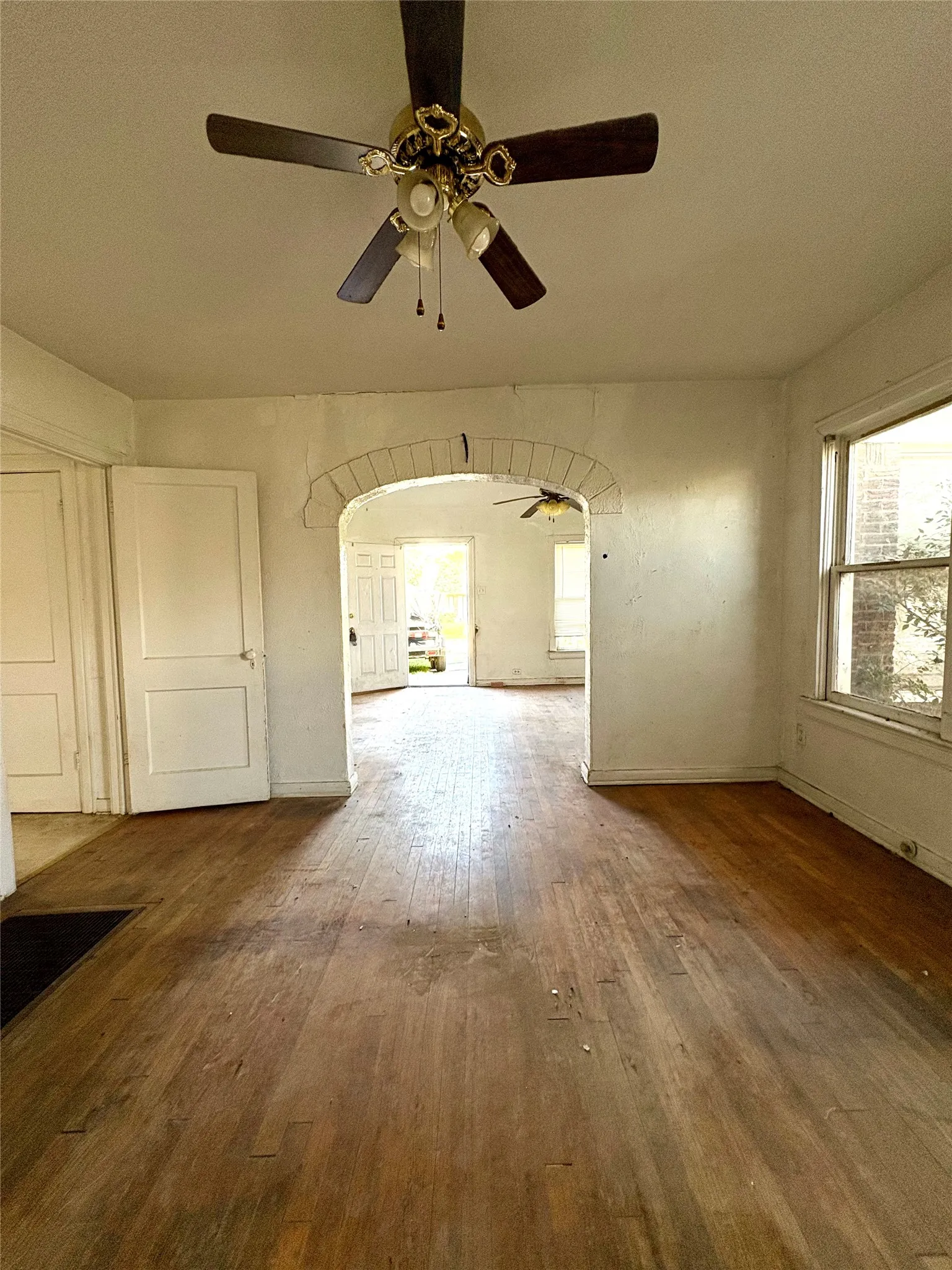 Single Family Residence For Sale in Dallas County , 5646 Monticello Avenue, Dallas, Texas 75206, 2 Bedroom, 1 Bathroom, 2 Garage spaces, 1,265 Sqft, built in 1926, Preowned, mls#21220579, Real Estate Agent in Dallas, Homes For Sale in Dallas county, Homes For Sale in Dallas, Realtor in Dallas Texas, Real Estate Brokerage Independent Realty Texas, Luminita Cordes Realtor
