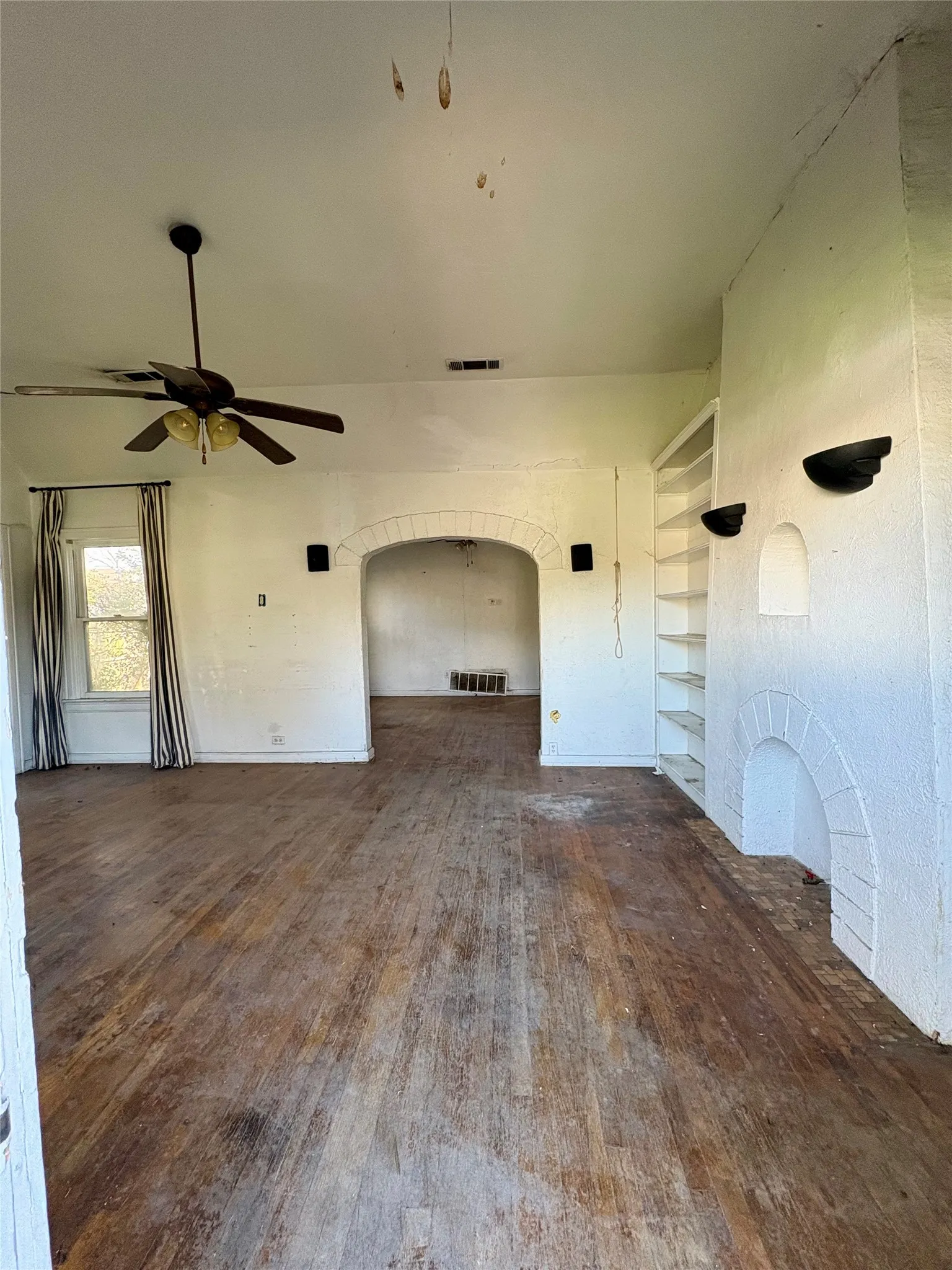 Single Family Residence For Sale in Dallas County , 5646 Monticello Avenue, Dallas, Texas 75206, 2 Bedroom, 1 Bathroom, 2 Garage spaces, 1,265 Sqft, built in 1926, Preowned, mls#21220579, Real Estate Agent in Dallas, Homes For Sale in Dallas county, Homes For Sale in Dallas, Realtor in Dallas Texas, Real Estate Brokerage Independent Realty Texas, Luminita Cordes Realtor