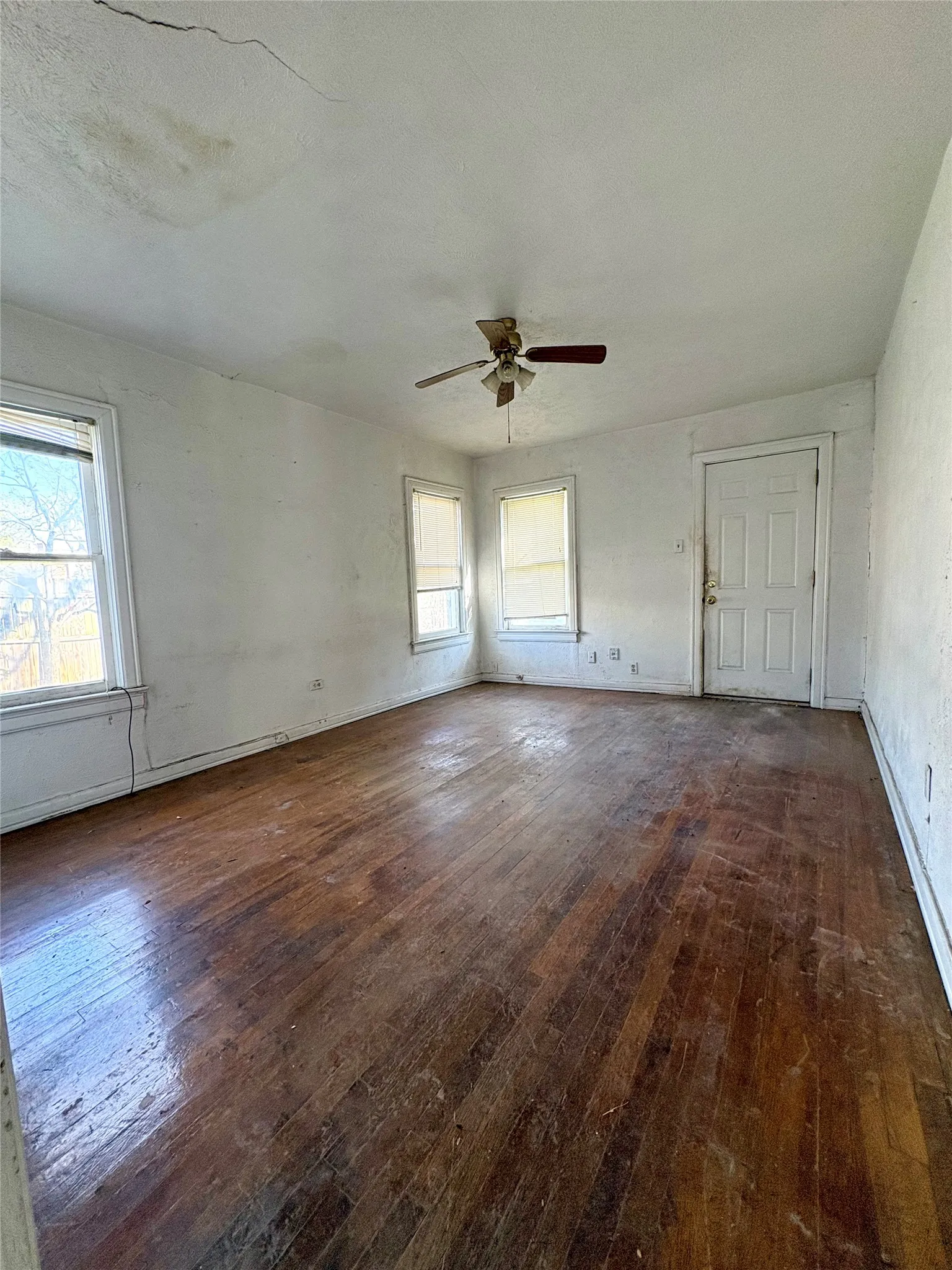 Single Family Residence For Sale in Dallas County , 5646 Monticello Avenue, Dallas, Texas 75206, 2 Bedroom, 1 Bathroom, 2 Garage spaces, 1,265 Sqft, built in 1926, Preowned, mls#21220579, Real Estate Agent in Dallas, Homes For Sale in Dallas county, Homes For Sale in Dallas, Realtor in Dallas Texas, Real Estate Brokerage Independent Realty Texas, Luminita Cordes Realtor