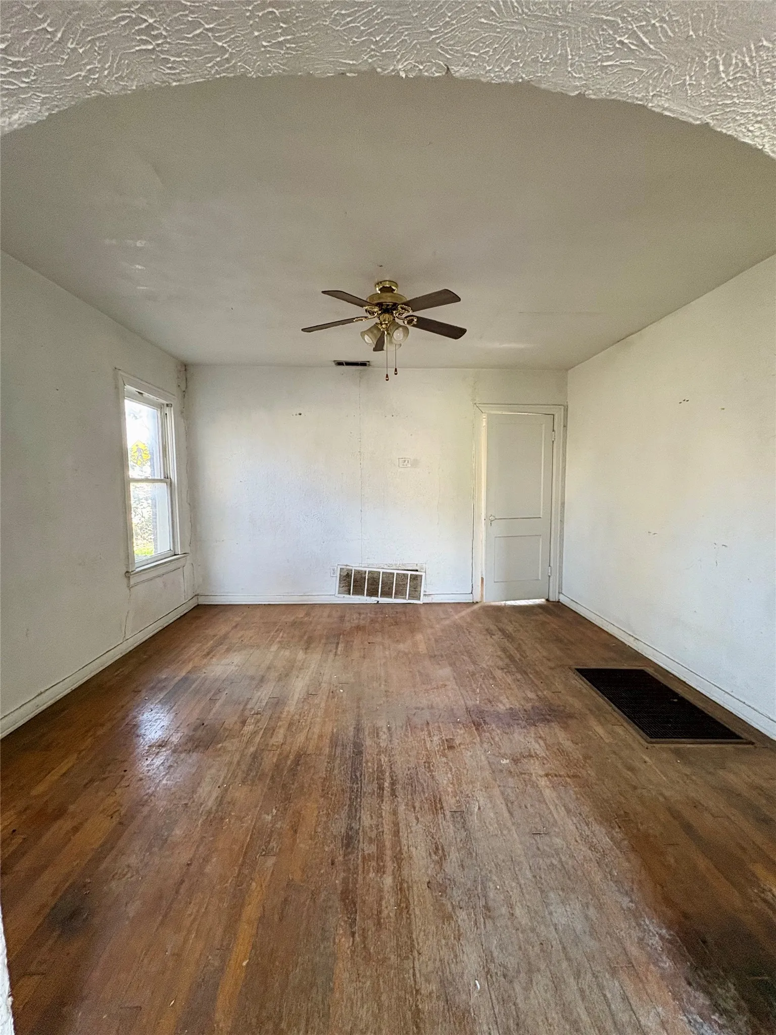 Single Family Residence For Sale in Dallas County , 5646 Monticello Avenue, Dallas, Texas 75206, 2 Bedroom, 1 Bathroom, 2 Garage spaces, 1,265 Sqft, built in 1926, Preowned, mls#21220579, Real Estate Agent in Dallas, Homes For Sale in Dallas county, Homes For Sale in Dallas, Realtor in Dallas Texas, Real Estate Brokerage Independent Realty Texas, Luminita Cordes Realtor