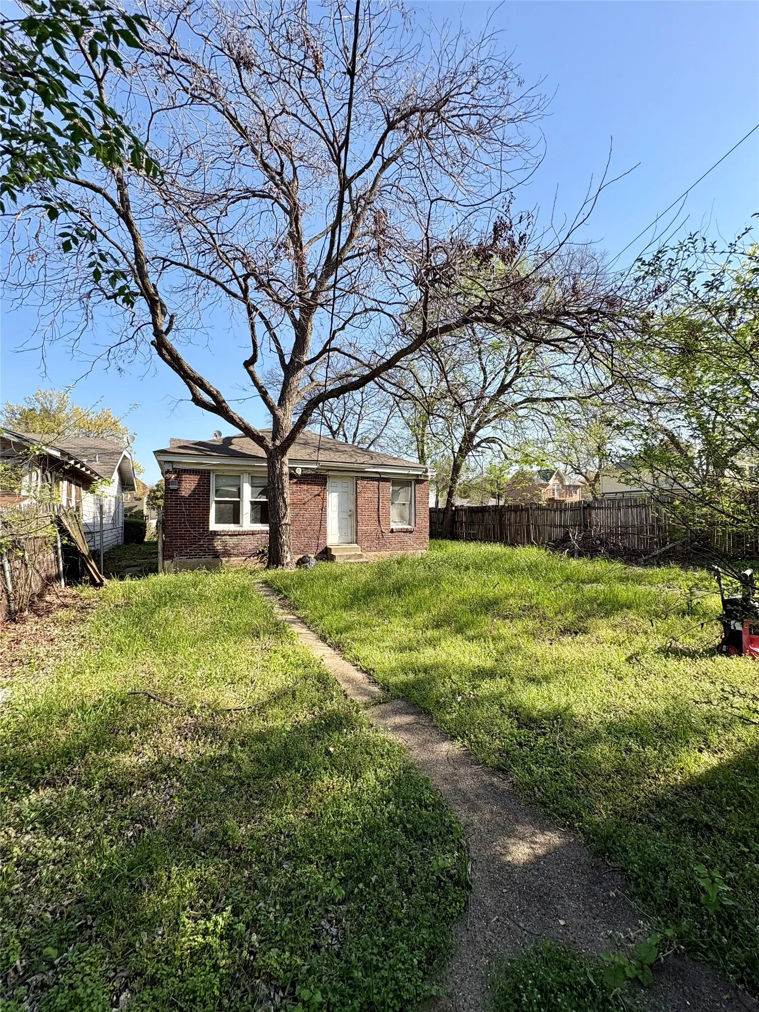 Single Family Residence For Sale in Dallas County , 5646 Monticello Avenue, Dallas, Texas 75206, 2 Bedroom, 1 Bathroom, 2 Garage spaces, 1,265 Sqft, built in 1926, Preowned, mls#21220579, Real Estate Agent in Dallas, Homes For Sale in Dallas county, Homes For Sale in Dallas, Realtor in Dallas Texas, Real Estate Brokerage Independent Realty Texas, Luminita Cordes Realtor
