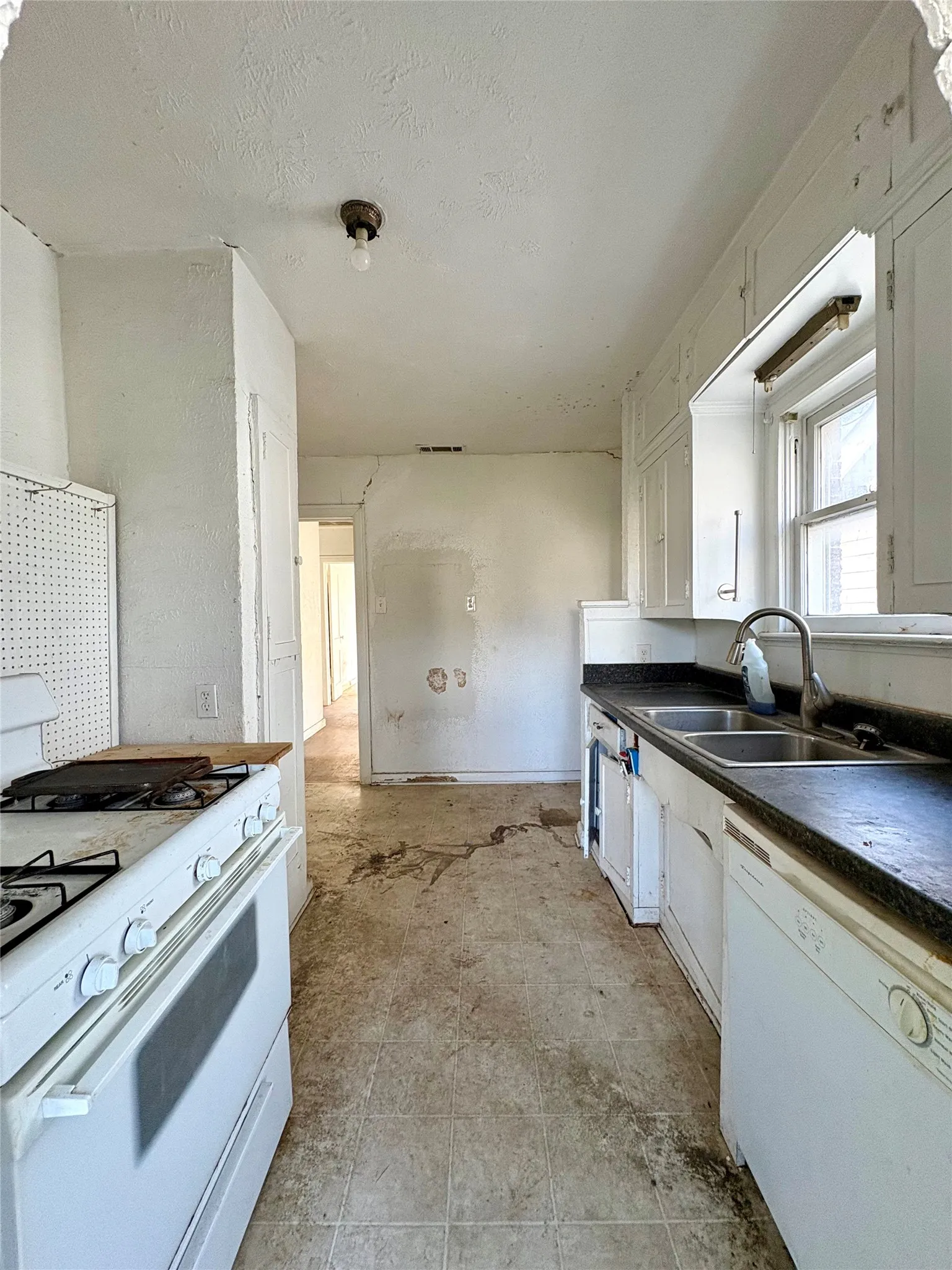 Single Family Residence For Sale in Dallas County , 5646 Monticello Avenue, Dallas, Texas 75206, 2 Bedroom, 1 Bathroom, 2 Garage spaces, 1,265 Sqft, built in 1926, Preowned, mls#21220579, Real Estate Agent in Dallas, Homes For Sale in Dallas county, Homes For Sale in Dallas, Realtor in Dallas Texas, Real Estate Brokerage Independent Realty Texas, Luminita Cordes Realtor