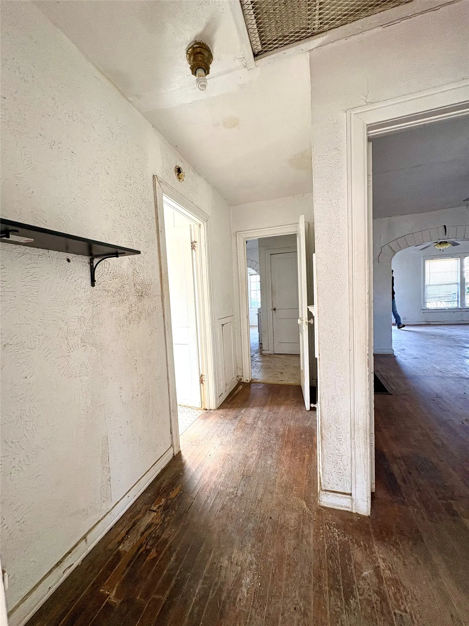 Single Family Residence For Sale in Dallas County , 5646 Monticello Avenue, Dallas, Texas 75206, 2 Bedroom, 1 Bathroom, 2 Garage spaces, 1,265 Sqft, built in 1926, Preowned, mls#21220579, Real Estate Agent in Dallas, Homes For Sale in Dallas county, Homes For Sale in Dallas, Realtor in Dallas Texas, Real Estate Brokerage Independent Realty Texas, Luminita Cordes Realtor