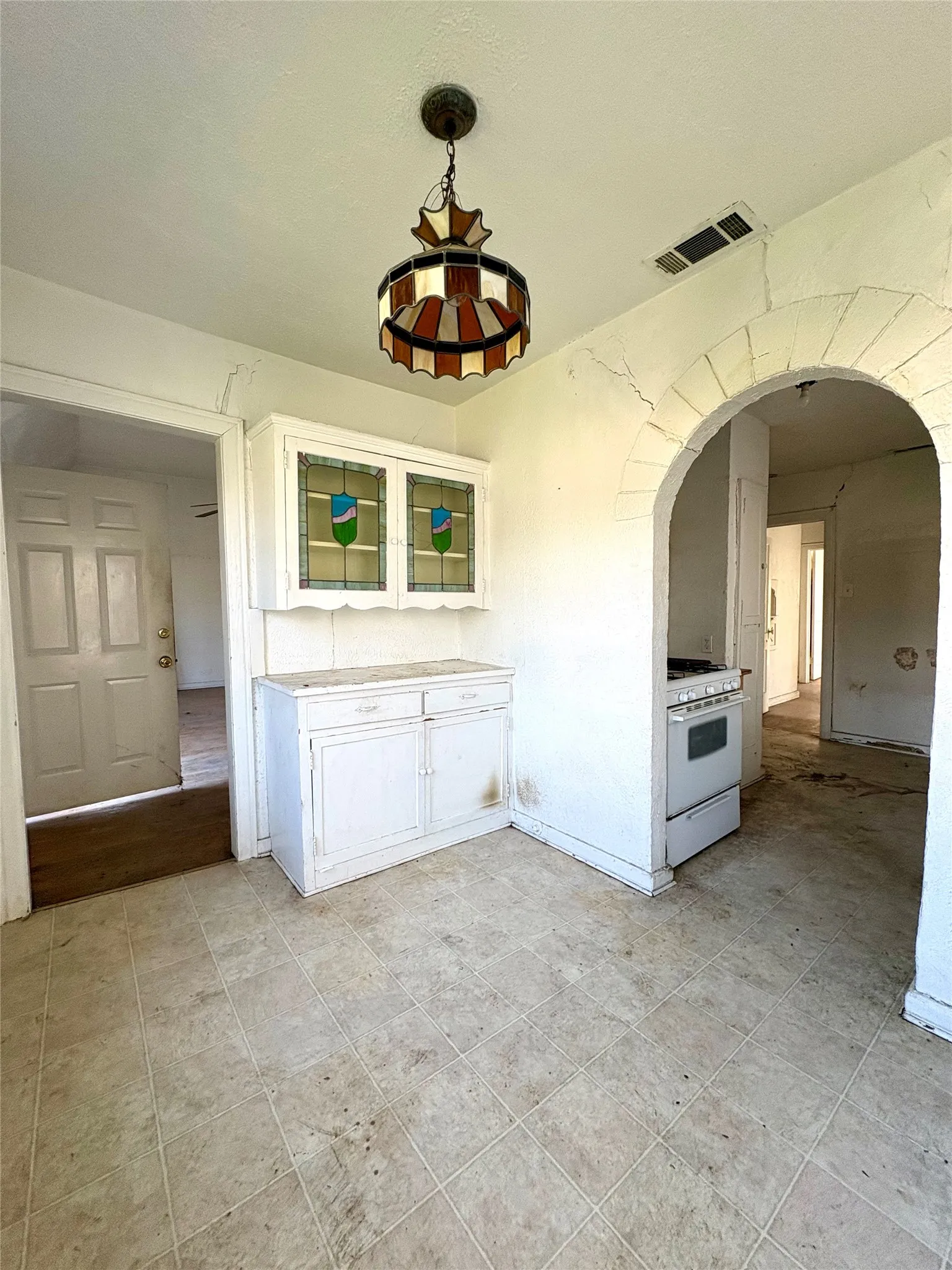 Single Family Residence For Sale in Dallas County , 5646 Monticello Avenue, Dallas, Texas 75206, 2 Bedroom, 1 Bathroom, 2 Garage spaces, 1,265 Sqft, built in 1926, Preowned, mls#21220579, Real Estate Agent in Dallas, Homes For Sale in Dallas county, Homes For Sale in Dallas, Realtor in Dallas Texas, Real Estate Brokerage Independent Realty Texas, Luminita Cordes Realtor