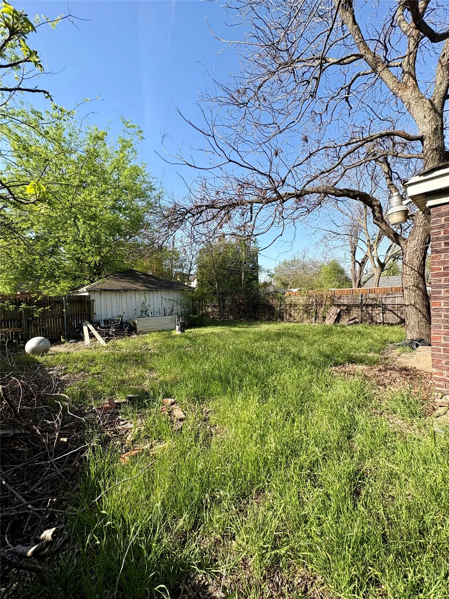 Single Family Residence For Sale in Dallas County , 5646 Monticello Avenue, Dallas, Texas 75206, 2 Bedroom, 1 Bathroom, 2 Garage spaces, 1,265 Sqft, built in 1926, Preowned, mls#21220579, Real Estate Agent in Dallas, Homes For Sale in Dallas county, Homes For Sale in Dallas, Realtor in Dallas Texas, Real Estate Brokerage Independent Realty Texas, Luminita Cordes Realtor