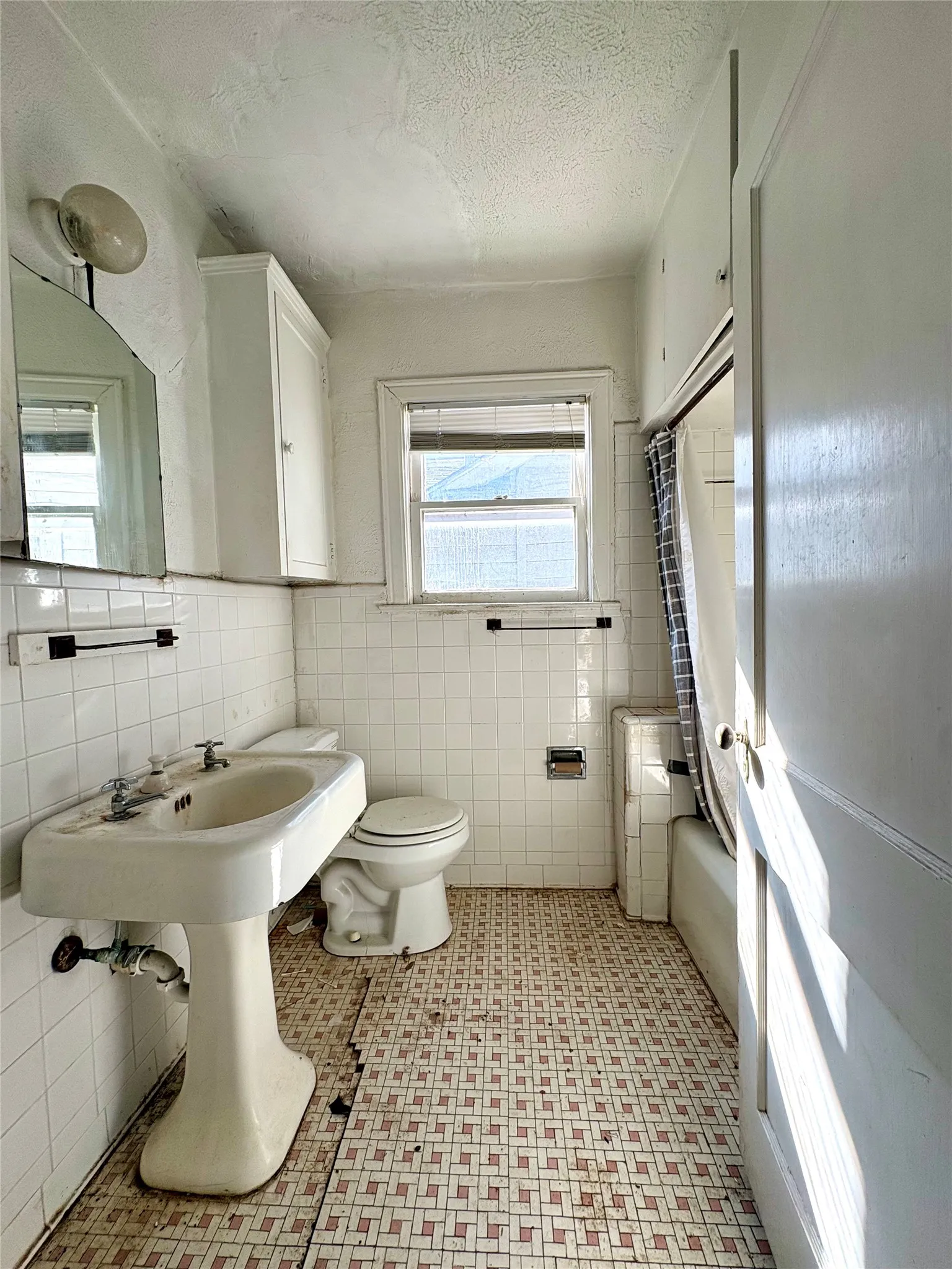 Single Family Residence For Sale in Dallas County , 5646 Monticello Avenue, Dallas, Texas 75206, 2 Bedroom, 1 Bathroom, 2 Garage spaces, 1,265 Sqft, built in 1926, Preowned, mls#21220579, Real Estate Agent in Dallas, Homes For Sale in Dallas county, Homes For Sale in Dallas, Realtor in Dallas Texas, Real Estate Brokerage Independent Realty Texas, Luminita Cordes Realtor