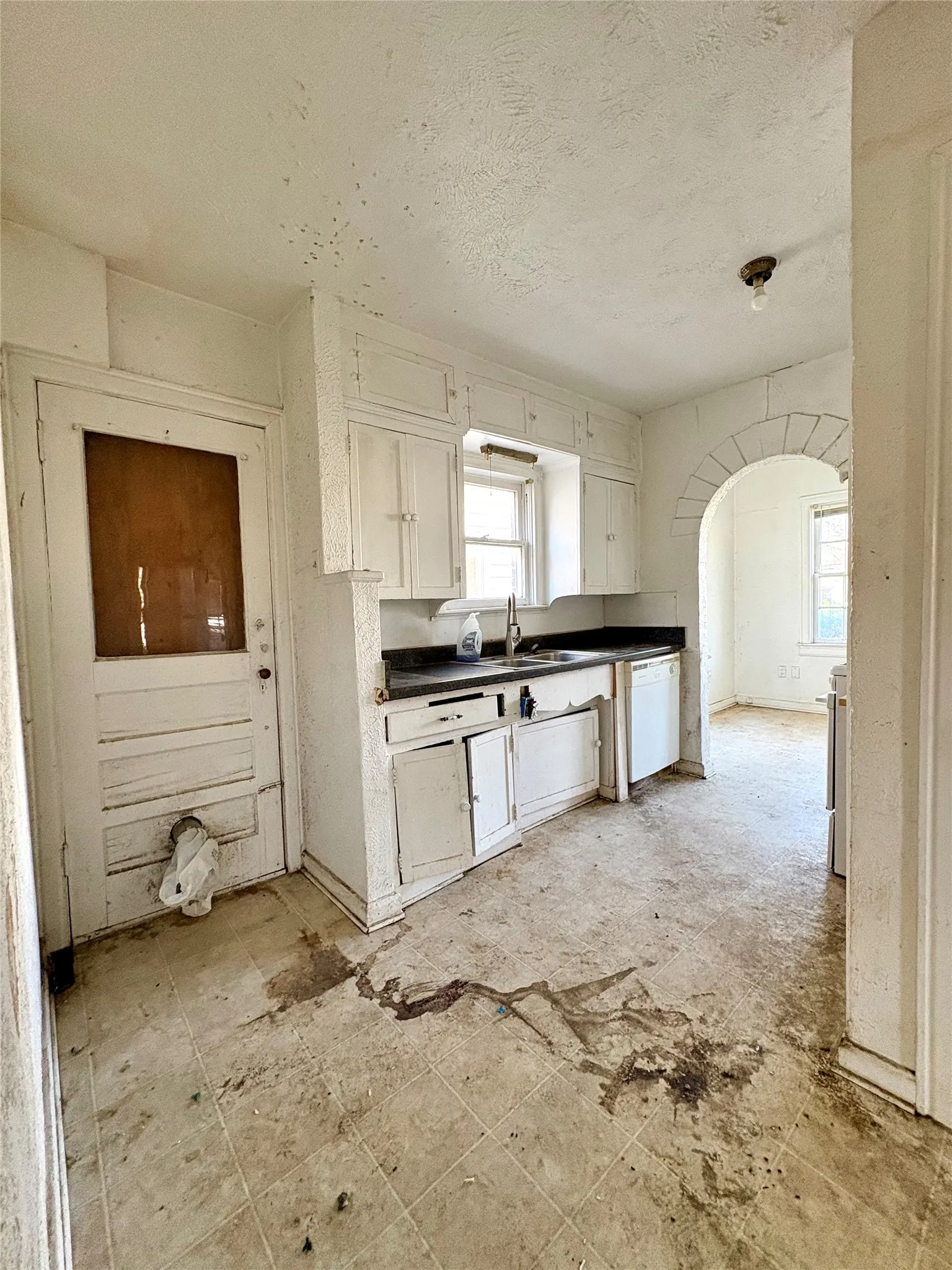 Single Family Residence For Sale in Dallas County , 5646 Monticello Avenue, Dallas, Texas 75206, 2 Bedroom, 1 Bathroom, 2 Garage spaces, 1,265 Sqft, built in 1926, Preowned, mls#21220579, Real Estate Agent in Dallas, Homes For Sale in Dallas county, Homes For Sale in Dallas, Realtor in Dallas Texas, Real Estate Brokerage Independent Realty Texas, Luminita Cordes Realtor